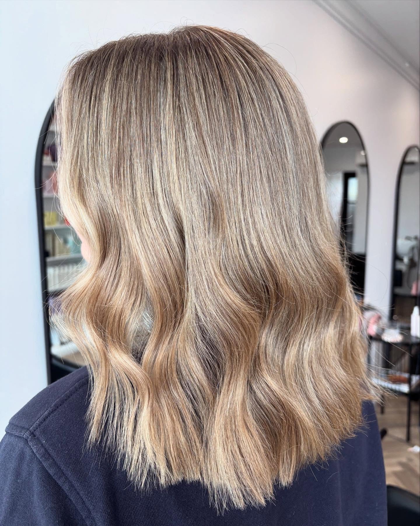 Channeling SUNKISSED vibes for Brisbane from now on  with this Teasy-Light Refresh for the ultimate Lived-In Blonde that grows our seamlessly 🌞🌞🌞 

#anya #anyasalon #paddingtonbrisbane #paddingtonhairdresser #brisbanehairdresser #brisbanehairsalon