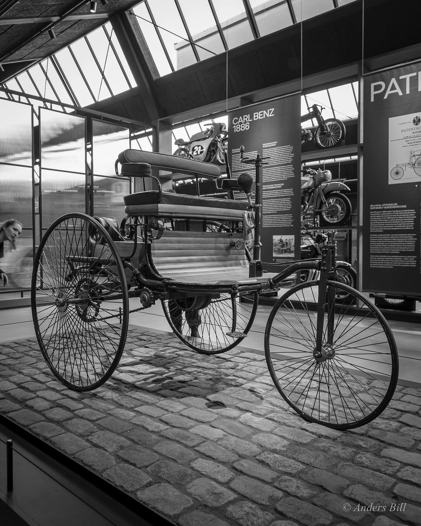 1886 Benz motor car der st&aring;r hos @haaningcollection 

📸 @fujifilmnordic XT-3 med @fujinonlenses XF8-16 f2.8 

#photography #fujifilm #fujifilmnordic #xt3 #xf816mm #editing #macbook #car #old #oldschool #blackwhite #blackandwhite #bw #bwphotogr