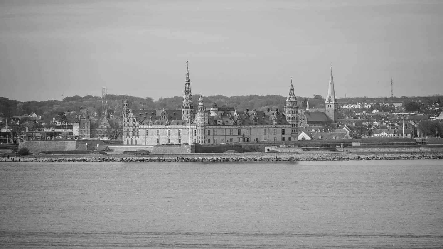 Den side af Kronborg man sj&aelig;ldent ser. 

🌍 @kronborgslot 

📸 @fujifilmnordic XT-3 med @fujinonlenses XF50-140 mm 

#fujifilm #blackandwhite #castle #denmark