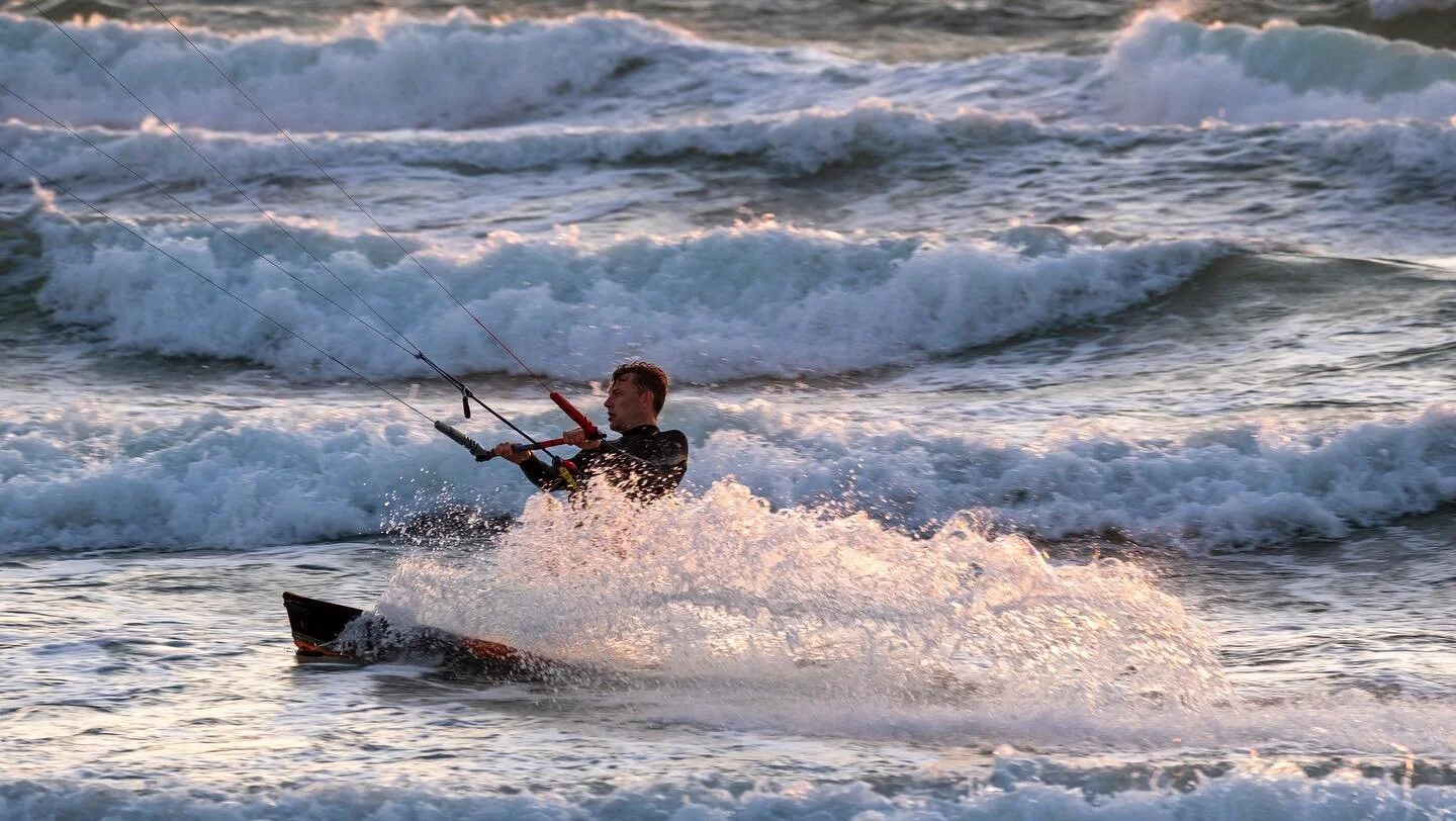 Jeg kunne ikke lade v&aelig;re med at tage lidt billeder af kitesurferne der gav den gas p&aring; Tidsvilde strand, mens solen var p&aring; vej ned. 

📸 @fujifilmnordic X-H2s med @fujinonlenses XF100-400 
🌍 Tisvilde strand, Danmark 

#photography #