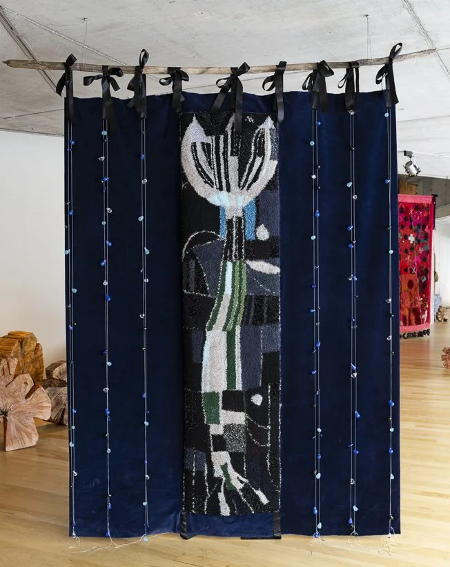 JORDSKIN / JUTE, FLØYEL, ULL, AKRYLGLITTER, SILKEBÅND, OG SPESIALLAGDE GLASSPERLER