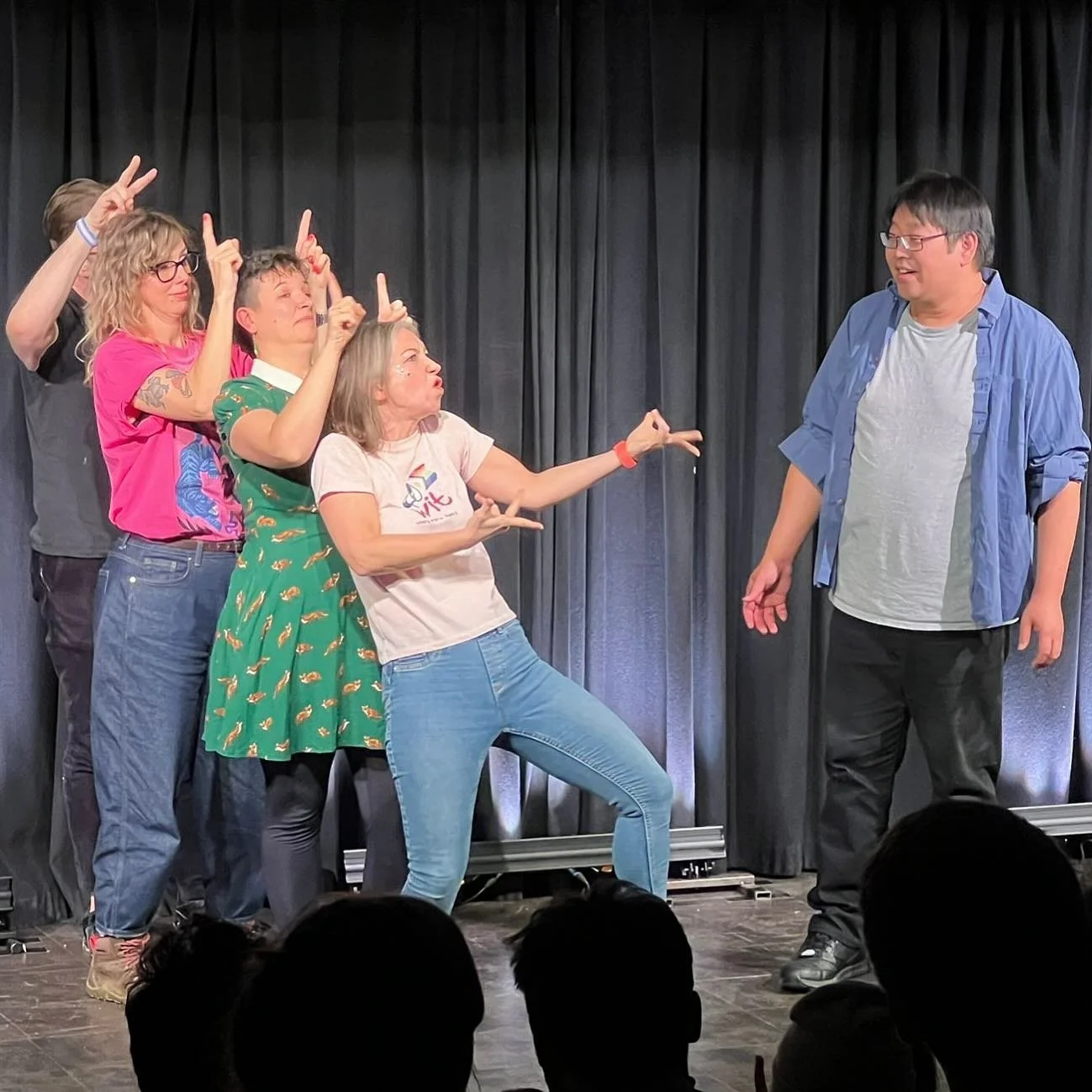 Pip taking the WIT 📢 t-shirt 👕 (and some epic facial gymnastics) to Oslo in La Wronge with @jjenniferjordan @katyschutte @jonathan.nguyen.37 and @stephendavidsonimprov 💕