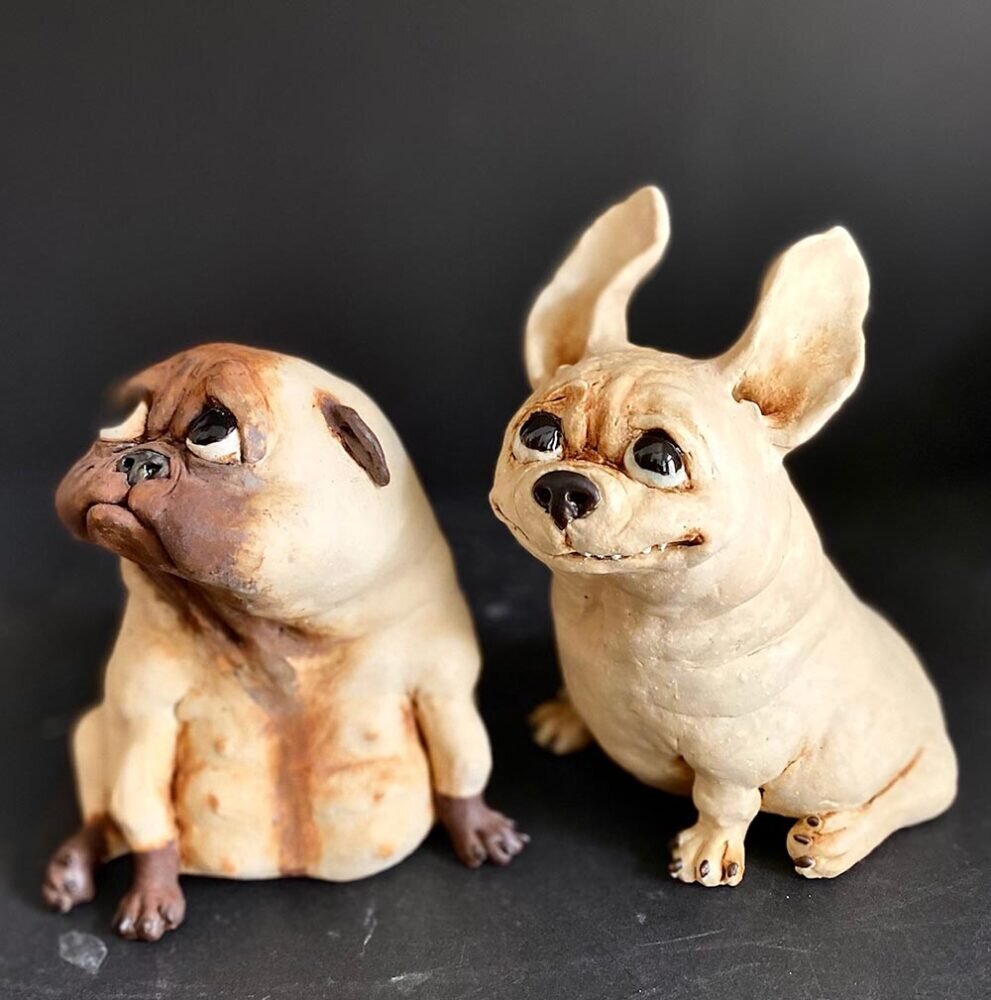  Christina Rosén: Hundar, porslin/stengods, ca 15 cm höga. Foto: Christina Rosén. 