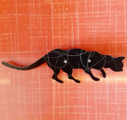  Kim Stenlund:”Smyga katt”, brosch i takplåt, ca 7 cm lång. Foto: Kim Stenlund. 