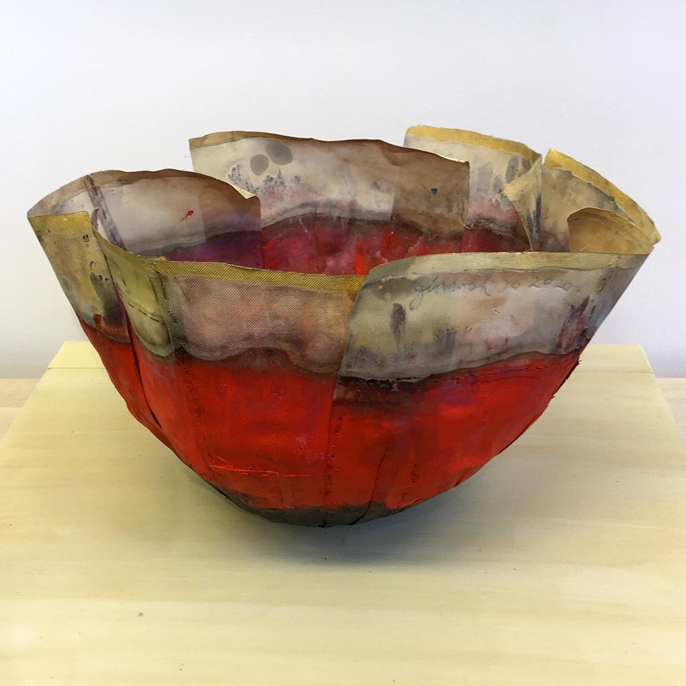  "Flower formed red bowl”. Ø 22 cm, höjd 14 cm. Stålduk, försilvring, bladguld, akrylfärg. Bränt och ihopsytt. Foto: Jin-Sook So. 