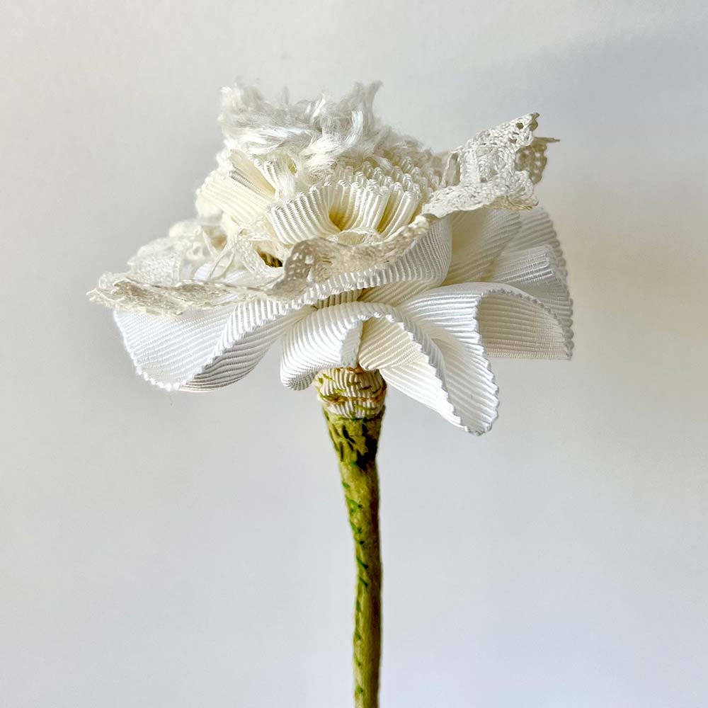  Ebba Stålhandske: ”Ebbaflora”. Blomma i textil, Ø ca 10 cm. Foto: Ebba Stålhandske. 