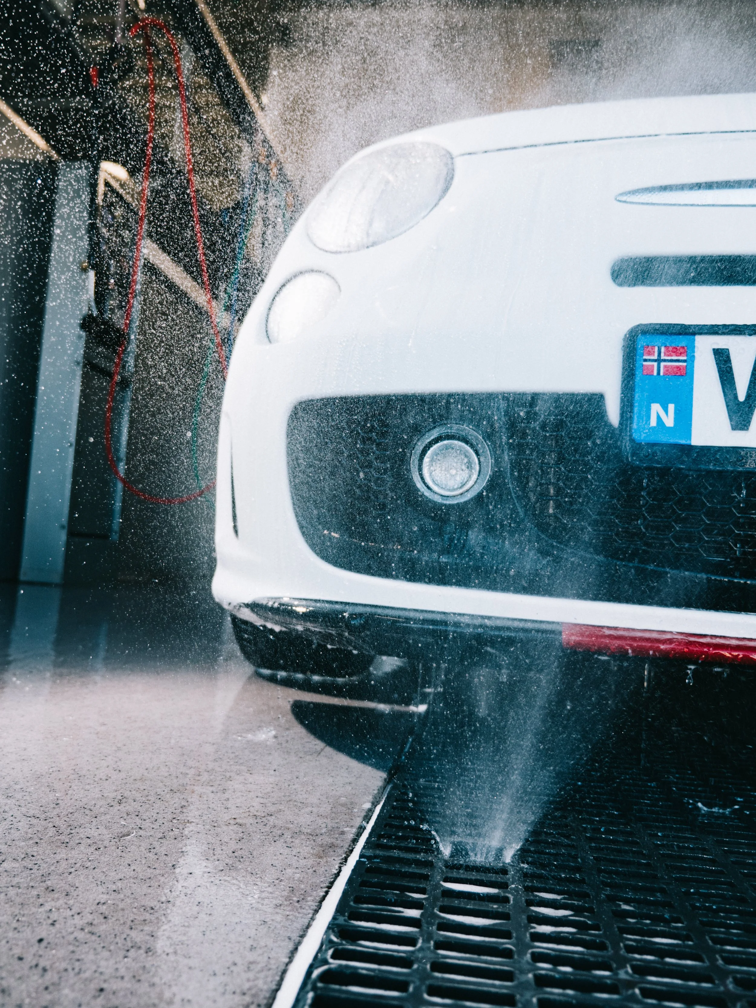 underspyling av rød bil