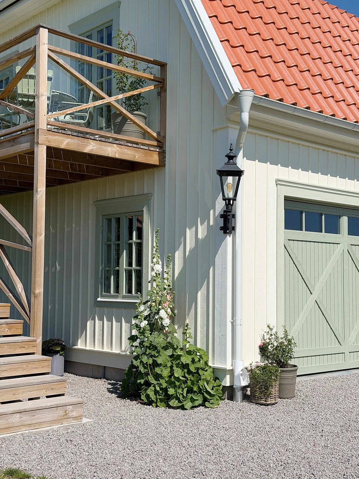 Måttbeställda vipportar till gårdshus i herrgårdsstil