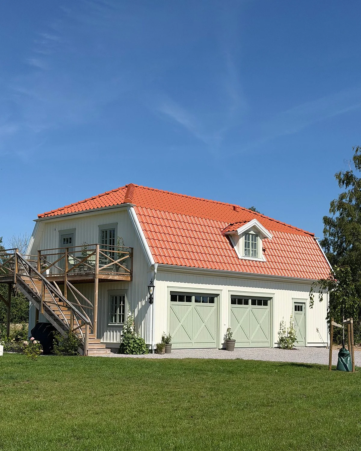 Nybyggt dubbelgarage med gammeldags vipportar