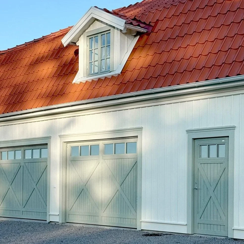 Matchande förrådsdörr till garageportar.