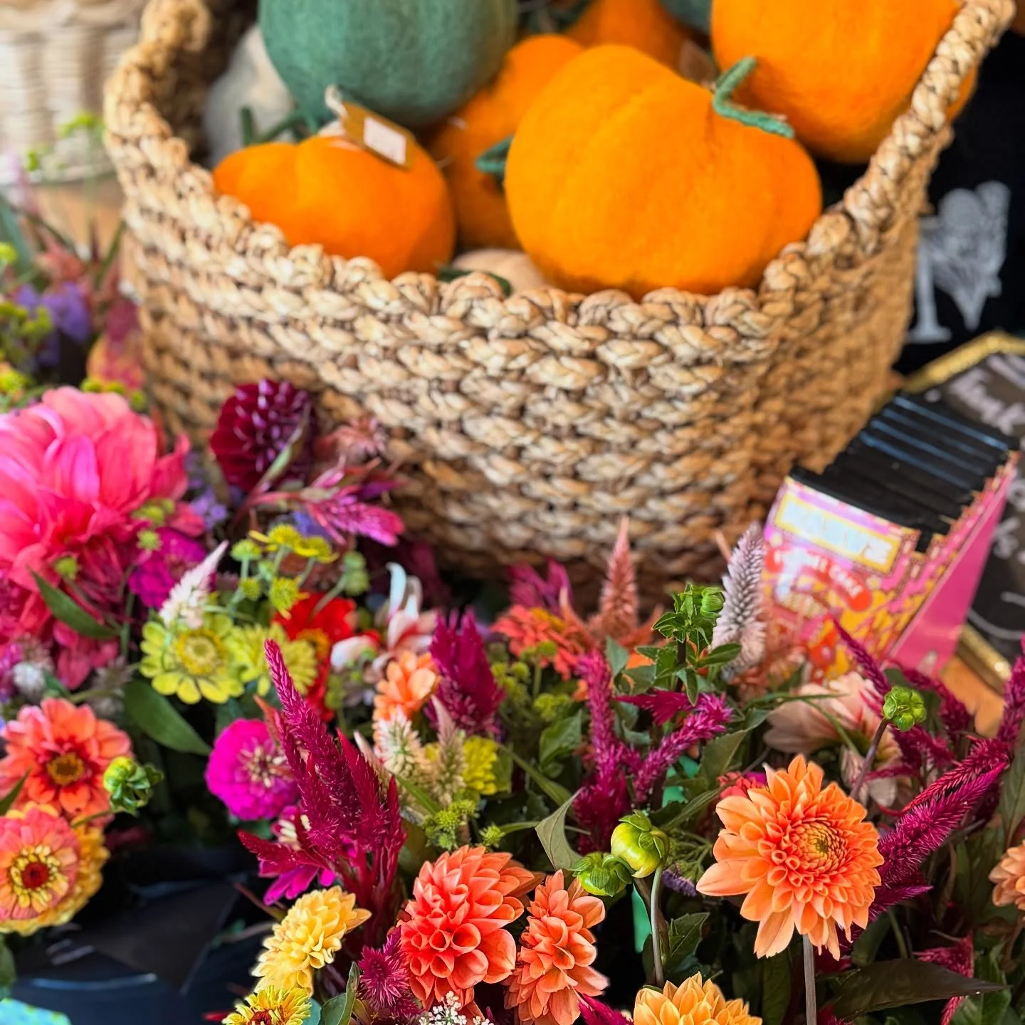Pssst, I hear there&rsquo;s a new menu dropping @themercva today!  Fall is creeping in! 🍁🙌 

#freshflowers #flowerfarm #purcellvilleva #hamiltonva #loudouncountyva