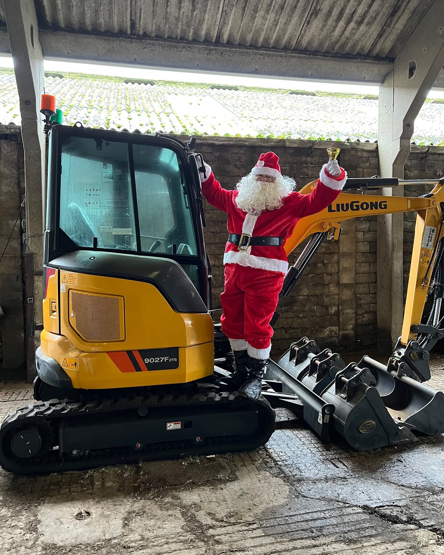 Sim&hellip;*ahem* Santa took a break from his busy schedule to pay us a visit, aren&rsquo;t we lucky?! Wishing all our friends, colleagues and customers a very Merry Christmas and a happy success 2024 🎄🎅🏽 

Keep an eye out on our instagram over th