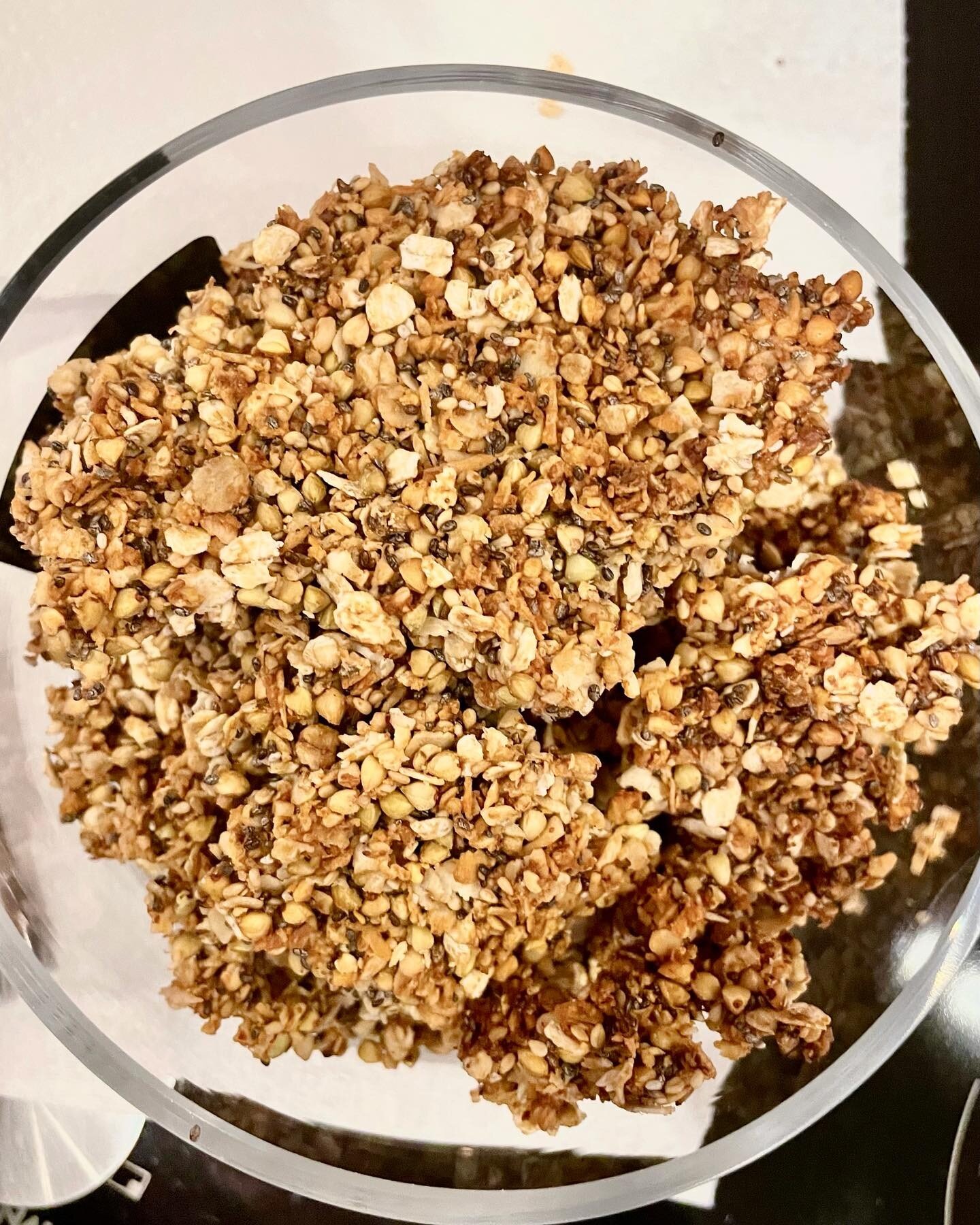 THE PERFECT HOMEMADE GRANOLA
.

The best granola you have ever tastes. It is sooooo good&hellip;&hellip;&hellip;. It is delicious, crunchy, very low in sugar, naturally sweet, and extremely easy to make!!
It literally took me 5&rsquo; to mix everythi