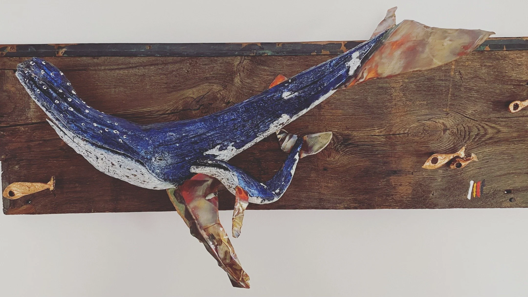 Animouks-baleine-2 

Sous l'azur profond, la baleine danse,
Sa nage puissante, un souffle d'ombre et de lumi&egrave;re.
&Agrave; ses c&ocirc;t&eacute;s, le bal&eacute;no, fragile, cherche l&rsquo;horizon,
Ombres et vagues tiss&eacute;es d&rsquo;une t