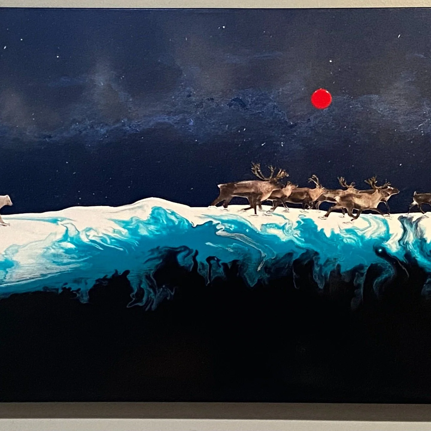 Polaire Corri per salvarti la vita (run for your life) technique mixtes fini &eacute;poxy

Sous un ciel infini, les caribous fuient sur la glace qui s&rsquo;effrite.
La lune rouge veille, t&eacute;moin silencieuse d&rsquo;un monde qui s&rsquo;efface.