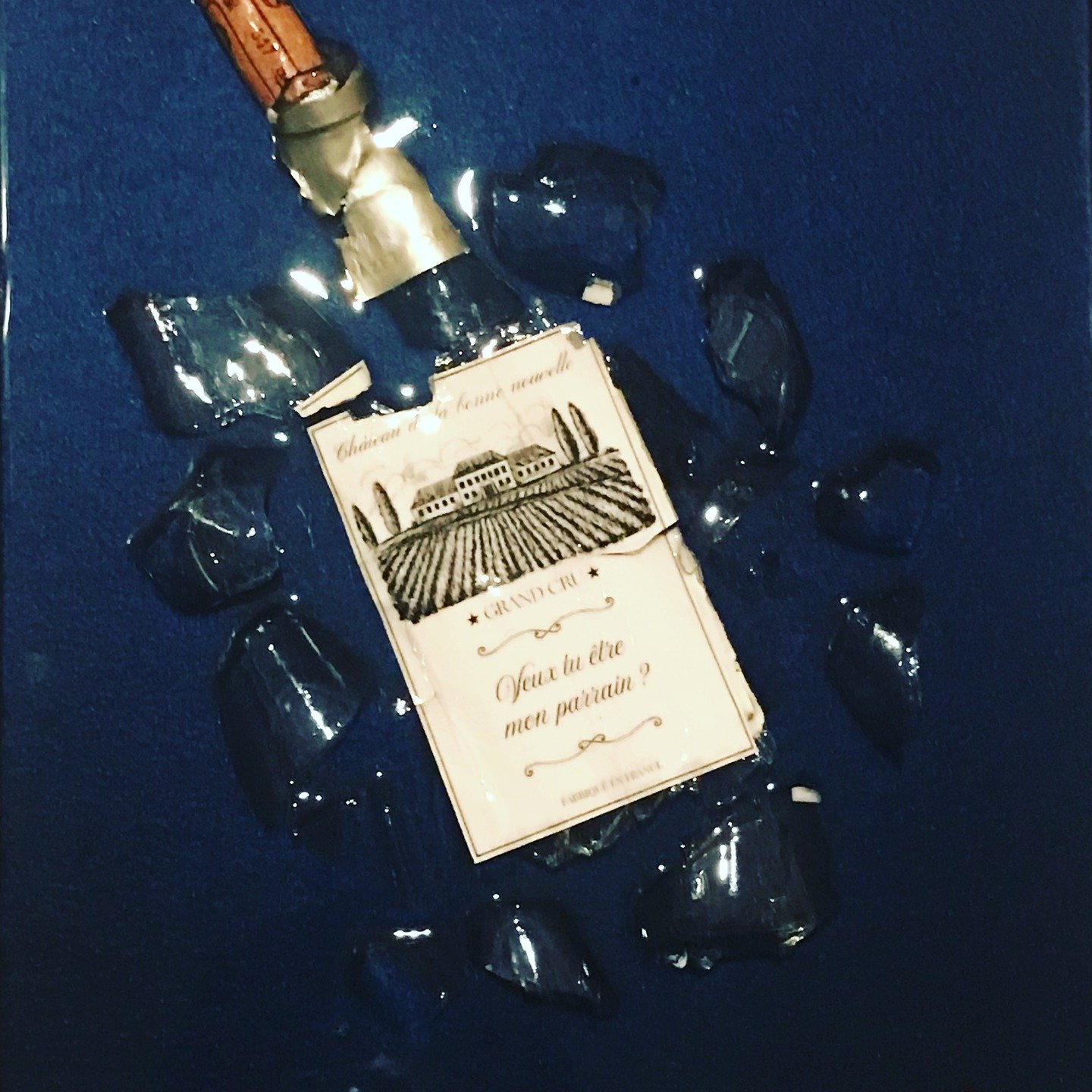 Fragment d&rsquo;un souvenir, &eacute;clat d&rsquo;&eacute;motion fig&eacute;.
La bouteille bris&eacute;e r&eacute;v&egrave;le un lien, une promesse,
un message offert au temps :
celui de garder vivants nos instants partag&eacute;s.

Pour ceux qui ve