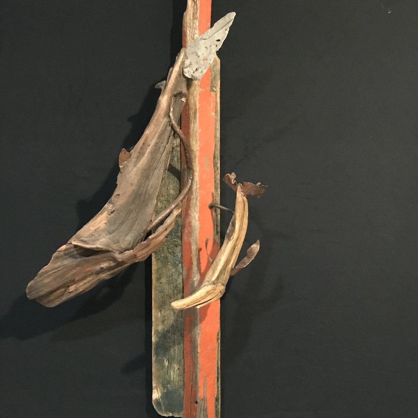 &ldquo;Mes baleines tribal&rdquo; (bois flott&eacute;,metal,acrylique)prennent forme &agrave; partir du bois flott&eacute; et du m&eacute;tal recycl&eacute;, comme des messag&egrave;res venues d&rsquo;ailleurs.
Biblioth&egrave;que cosmique, la balein