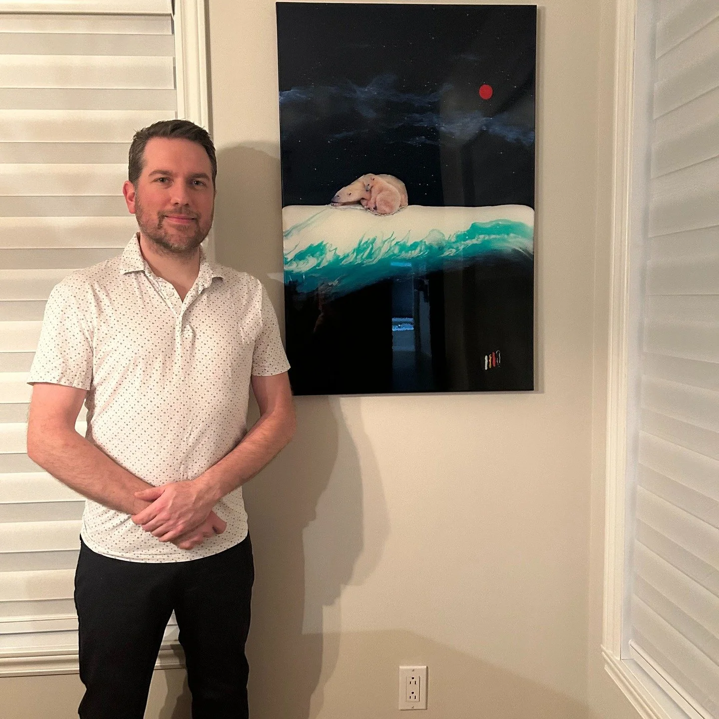 Je vous pr&eacute;sente Philippe tr&egrave;s heureux de son acquisition !
Philippe, papa , a choisi un Polaire.
Un symbole de protection et de douceur dans un monde fragile.
Veiller sur l&rsquo;enfant. Veiller sur le vivant.
#animouks#bludogartgaller