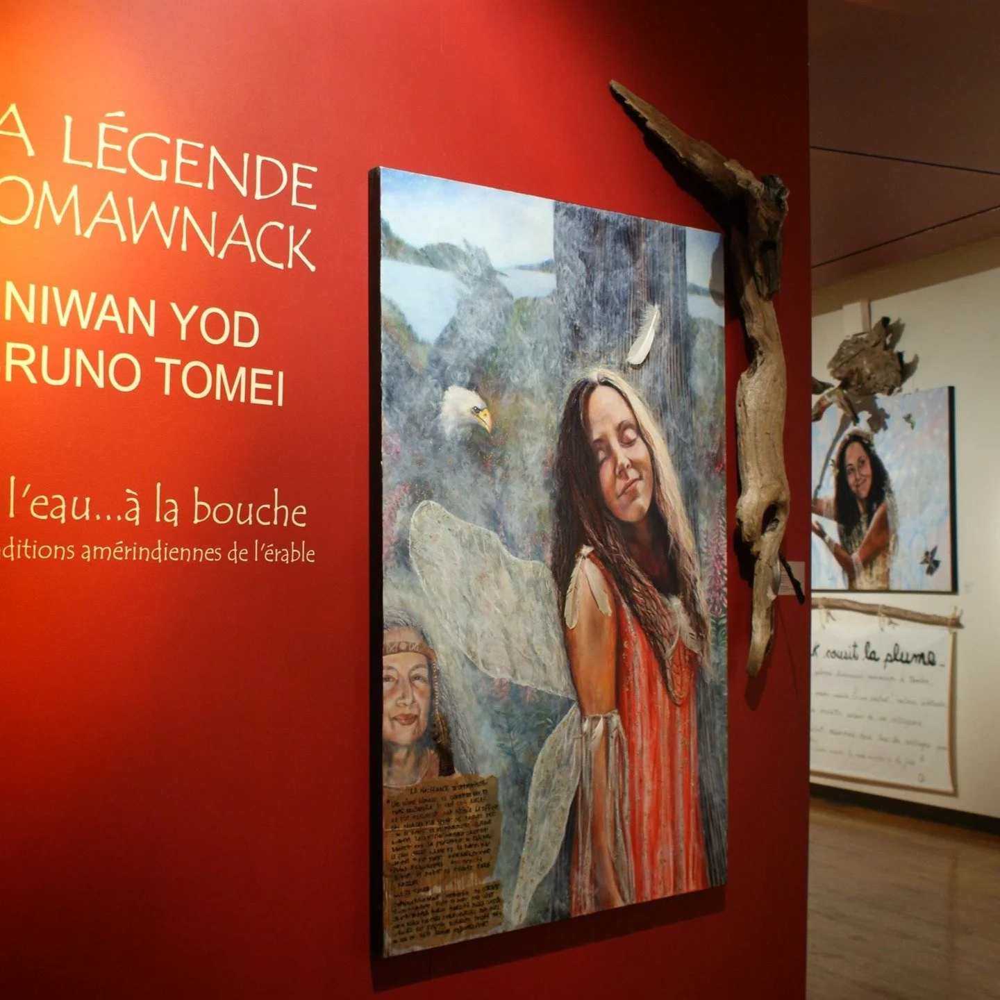 C&rsquo;est au Mus&eacute;e am&eacute;rindien de Saint-Hilaire(2013) que mes &oelig;uvres ont trouv&eacute;, pour la premi&egrave;re fois, un lieu de m&eacute;moire et de transmission.
Dans cet espace habit&eacute; par les r&eacute;cits ancestraux, m