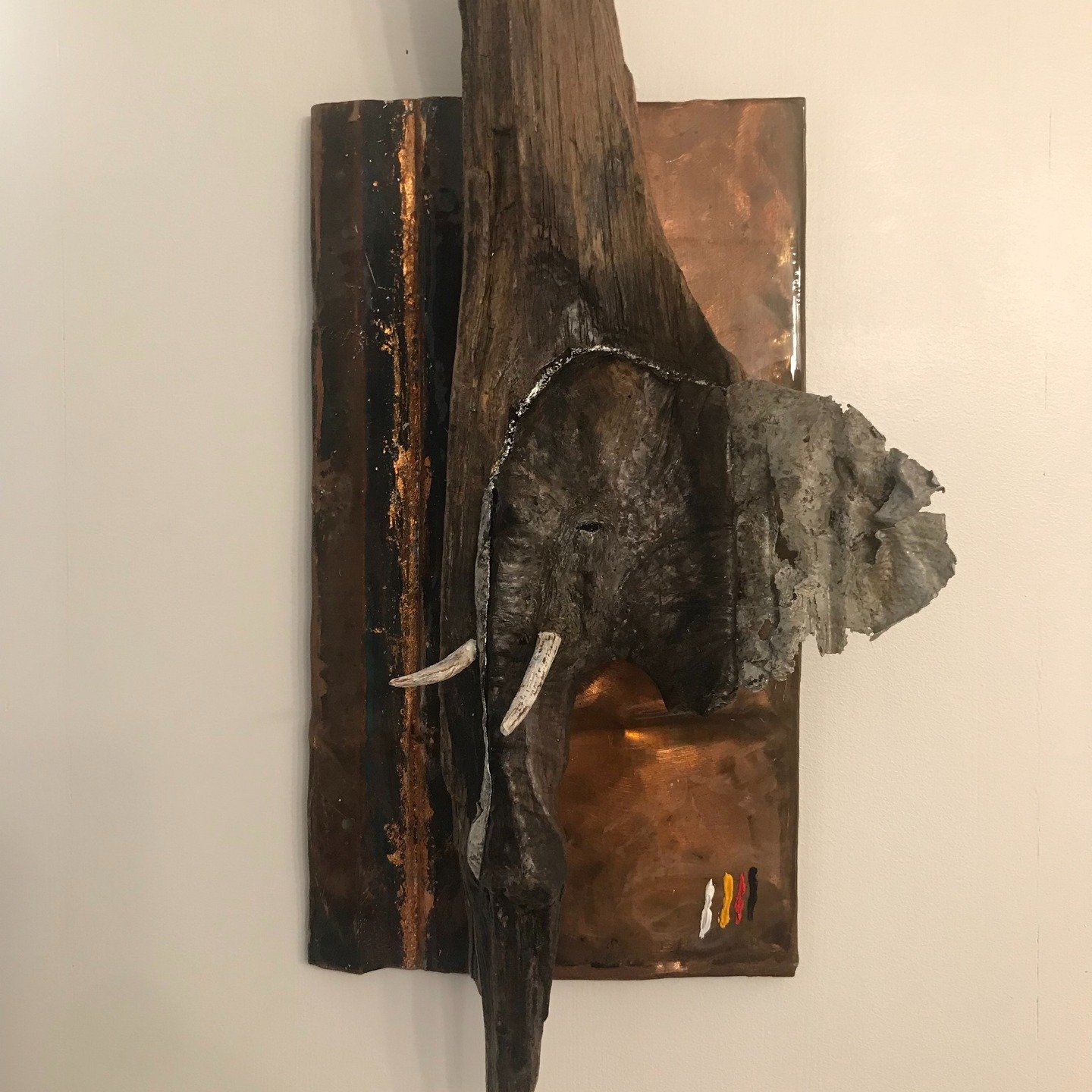 Animouk El&eacute;phan de cuivre ENFIN fini (apres 3 ans) bois flott&eacute; cuivre (19x9.5)
N&eacute; du bois flott&eacute;, cet &eacute;l&eacute;phant &eacute;merge comme une pr&eacute;sence ancienne.
Symbole de sagesse et de m&eacute;moire, il inc