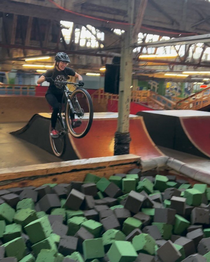 Things we are good at: riding bikes, not taking ourselves too seriously, and having a ridiculously good time. Things we are not good at: group pictures. Middle school class photo much? 😂

I love being a part of the @spin_medina crew. Great morning p