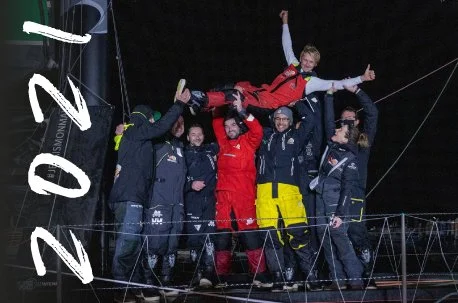 Maxime se fait porter par son équipe à l'arrivée du vendée globe
