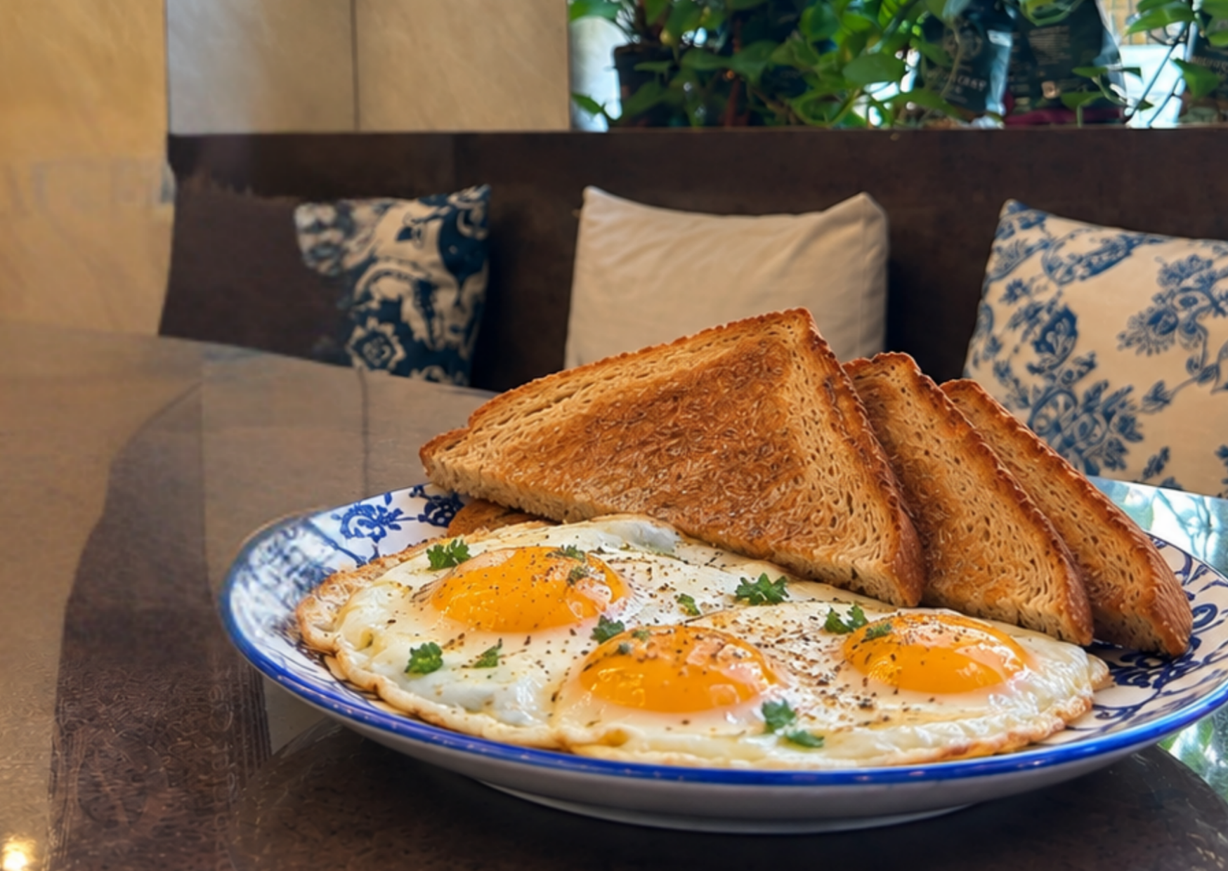 Doubledutch-koffiehuis-all-day-breakfast-sunnyside-up-eggs-with-toast