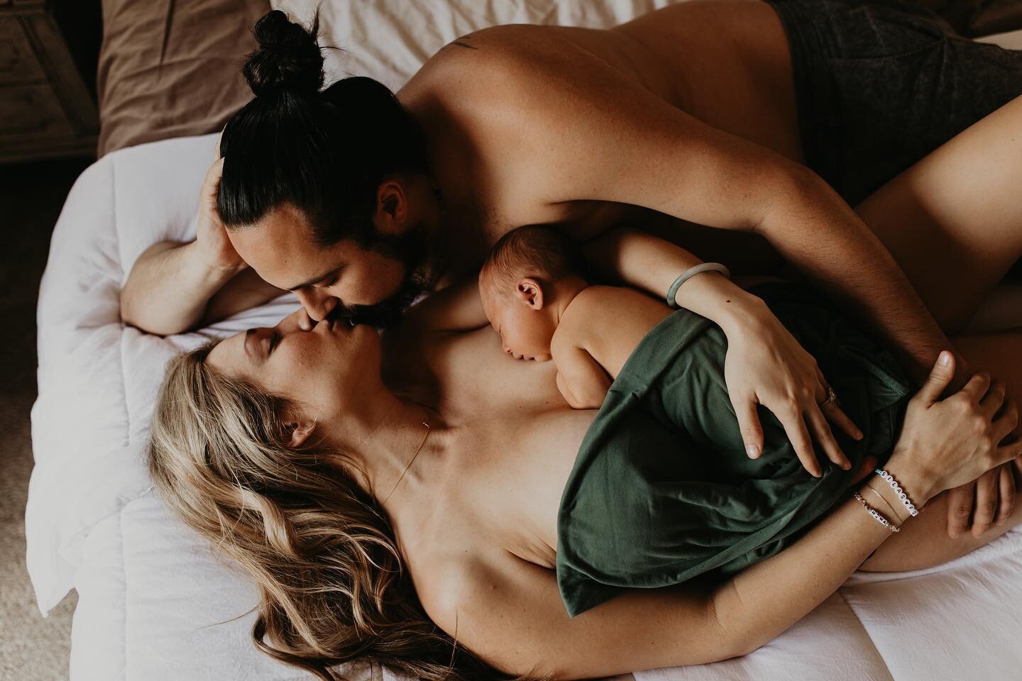 oxytocin highs unlike anything else ✨ i&rsquo;ve said it before, there is nothing like BIRTH! @candypiejones in awe of u! 🤎 

&bull;&bull;
Obsessed with this newborn photoshoot 😍