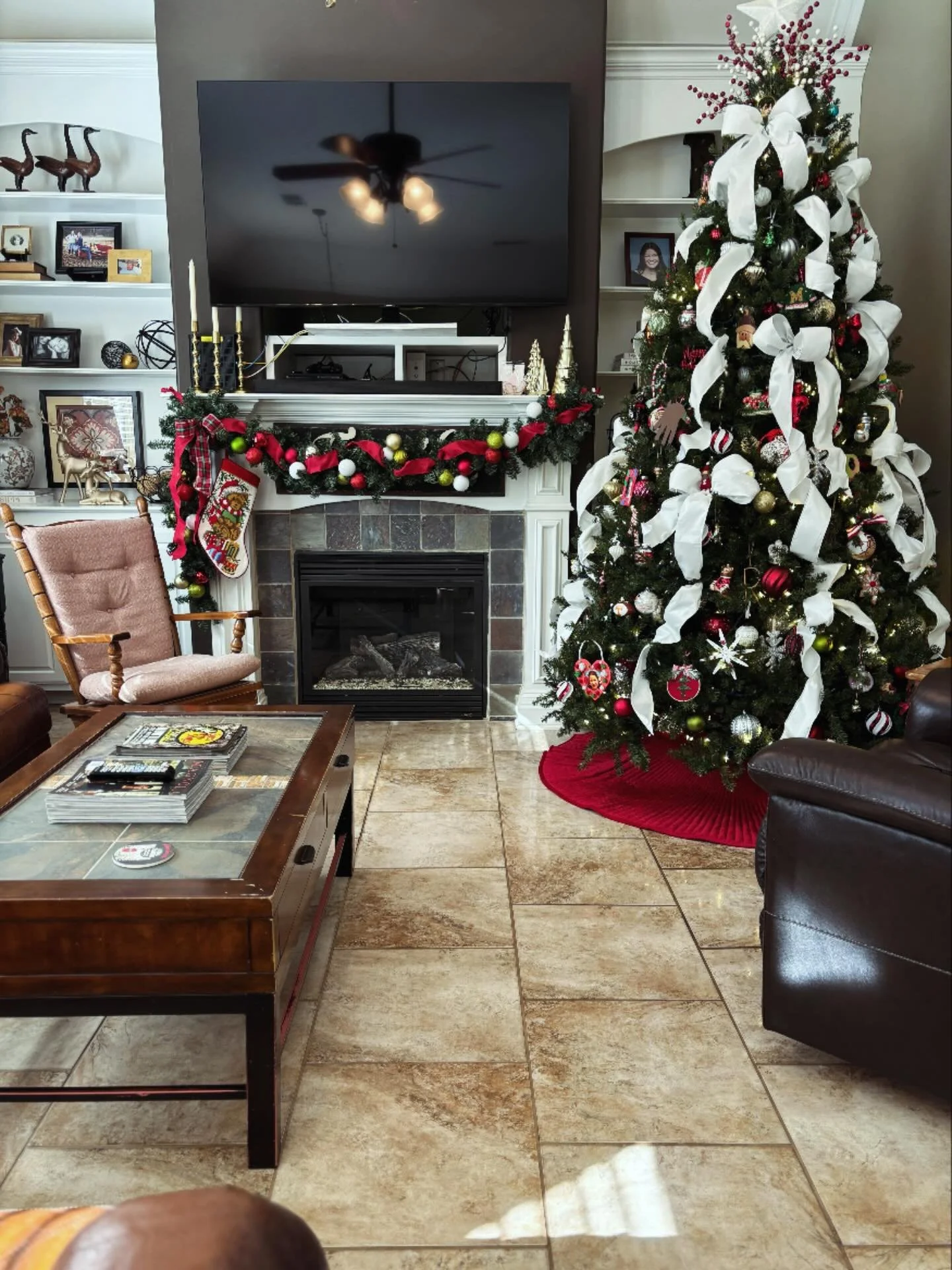Squeaky clean, just in time for Santa to stomp his boots all over those floors! #cleaning #christmas #allnatural #housekeeping #sfsgdesoto #desotocountyms 🎄