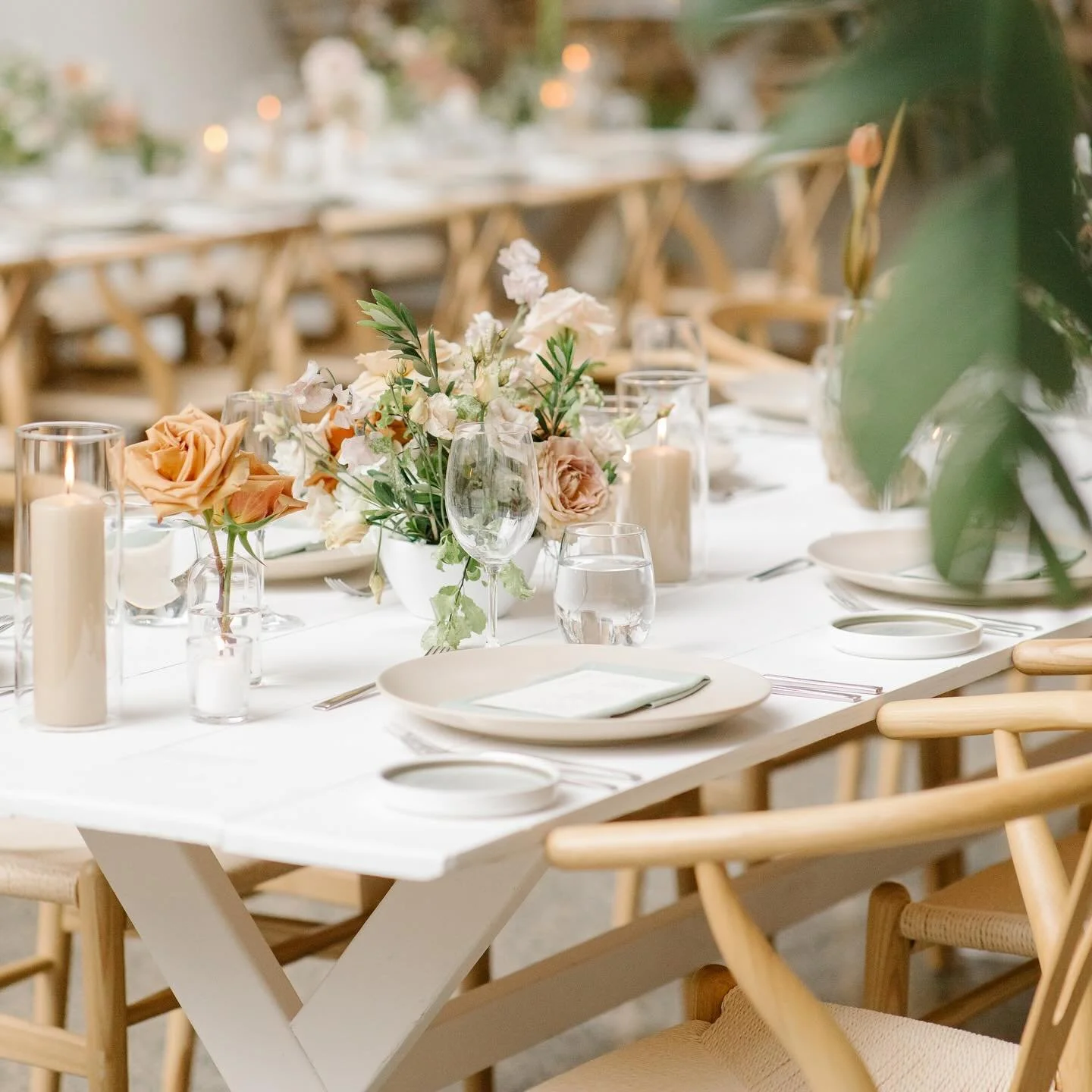 A tablescape that’s equal parts intentional and effortless 🕊️
@melissadipasqualephoto • @loboflorals • @tabletalesinc • @simplybeautifuldecor • @paperpalette • @ricardas.to • @divinefurniturerental • @gervai