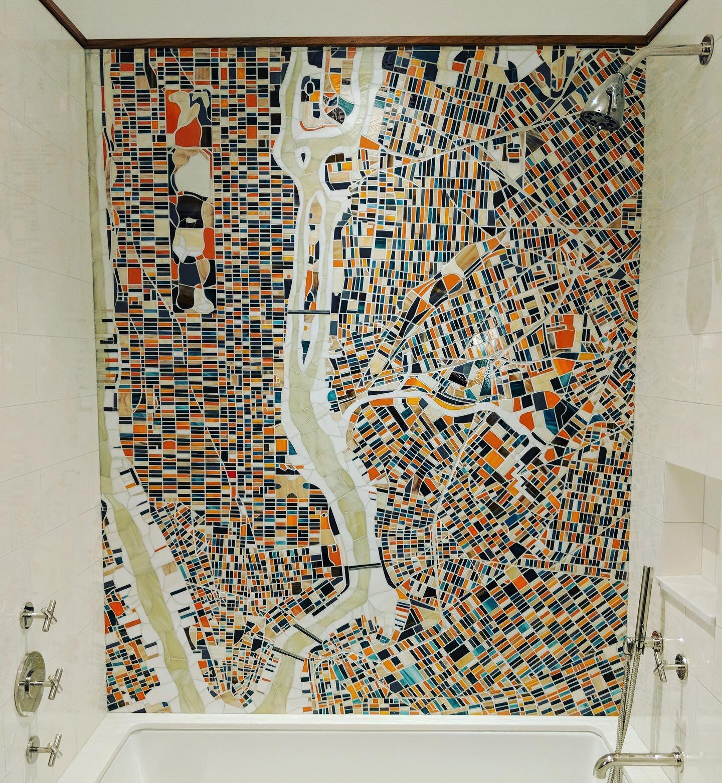 A mosaic map of NYC for a lucky little boys bathroom. 
Fabricated - @mixedupmosaic
Architect - @andrewfranzarchitect 
.
.
.
#mixedupmosaic #handmade #mosaic #madeinbrookyn  #custommosaics #mosaic 
#glasstile #madeintheusa #stainedglass #design #resid