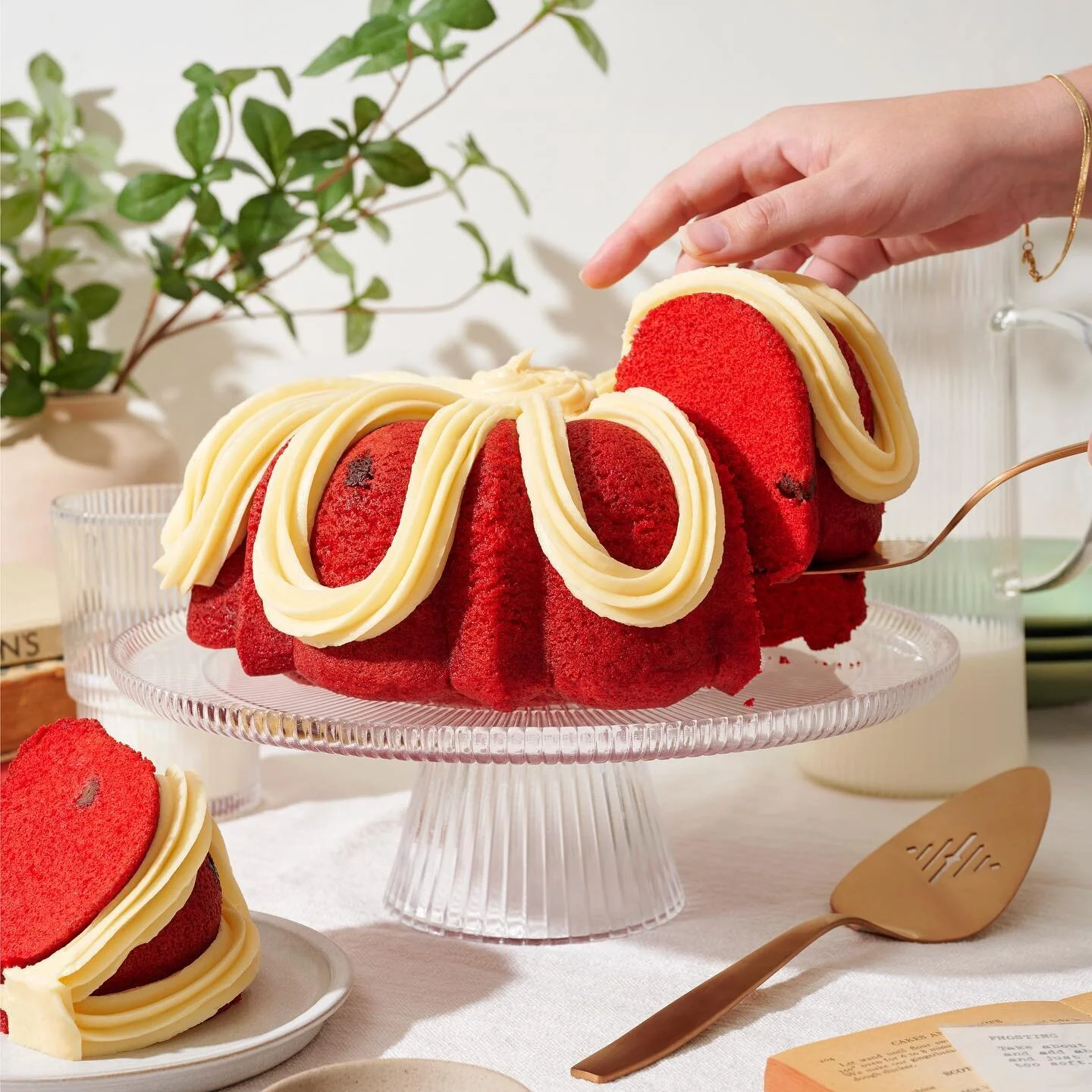 ⭐️ New work for samsclub.com ⭐️ I loved the bright red color of this cake so I added some green accents to make a gorgeous complementary color scheme. The taste was 10/10 too 😍
#foodphotographer #productphotographer #creativedirector #creativebusin