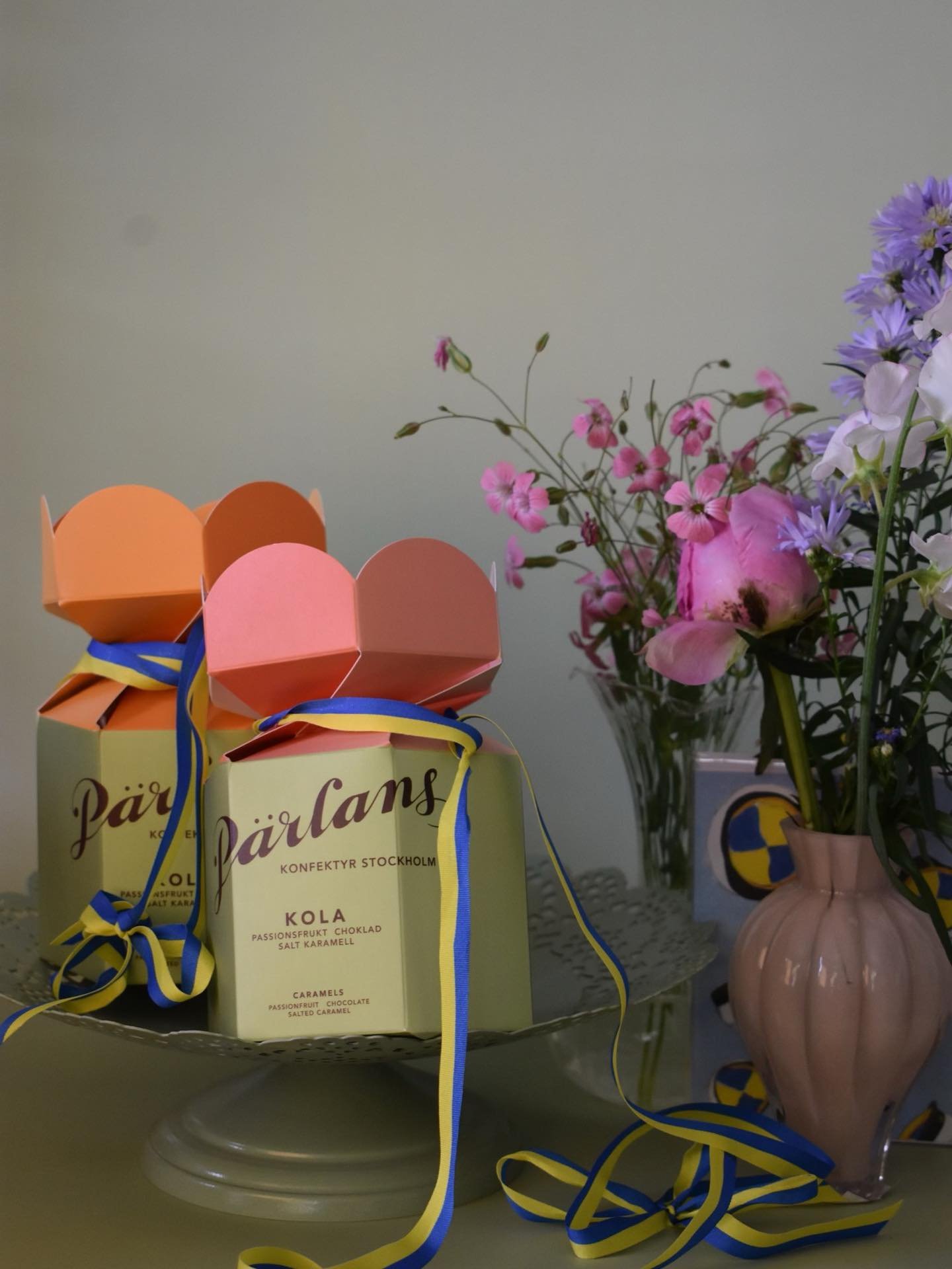 Varmt v&auml;lkomna f&ouml;rbi oss imorgon &ndash; vi har &ouml;ppet kl. 12&ndash;18. 🤎🌼

P&auml;rlans Blomma med kolor &auml;r en perfekt present att h&auml;nga runt halsen p&aring; studenter eller att ge till n&aring;gon annan uppskattad person v