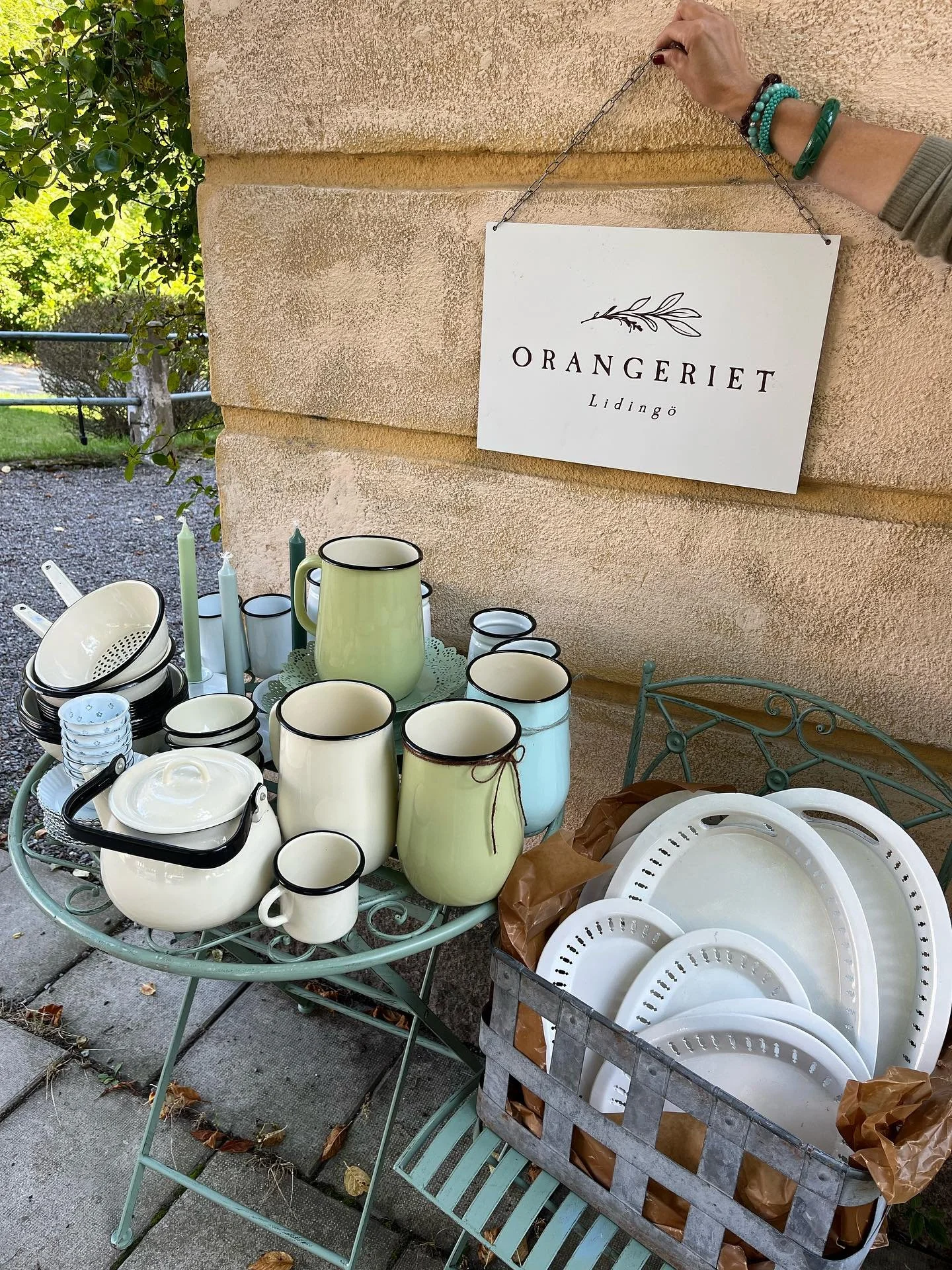 K&auml;ra Kunder! 💙🌸

Varmt v&auml;lkomna f&ouml;rbi oss i helgen. Inf&ouml;r h&ouml;sten har vi lagerrensning och kommer att ha fina erbjudanden i butiken. 30% rabatt p&aring; emaljsaker, Riflepaper-produkter, filtar, ljusstakar, doftpinnar, doftl