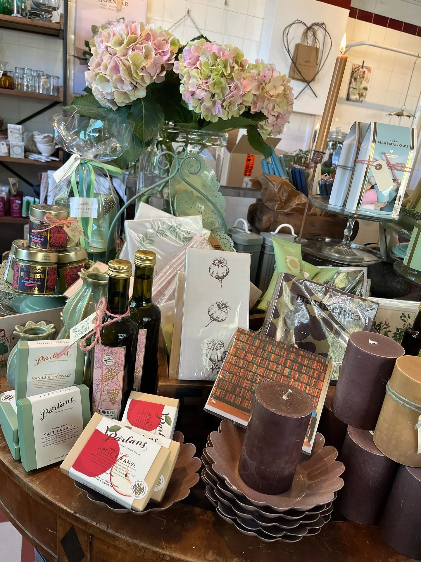K&auml;ra Kunder! 🍎🍂 

Varmt v&auml;lkomna f&ouml;rbi oss i helgen! Finns en massa h&auml;rligt i butiken. Vi har fyllt p&aring; med ljus i olika h&ouml;stf&auml;rger, P&auml;rlans kolor 🍬och fina helgbuketter. 🌸 &Ouml;ppet fredag kl.12-18 och l&