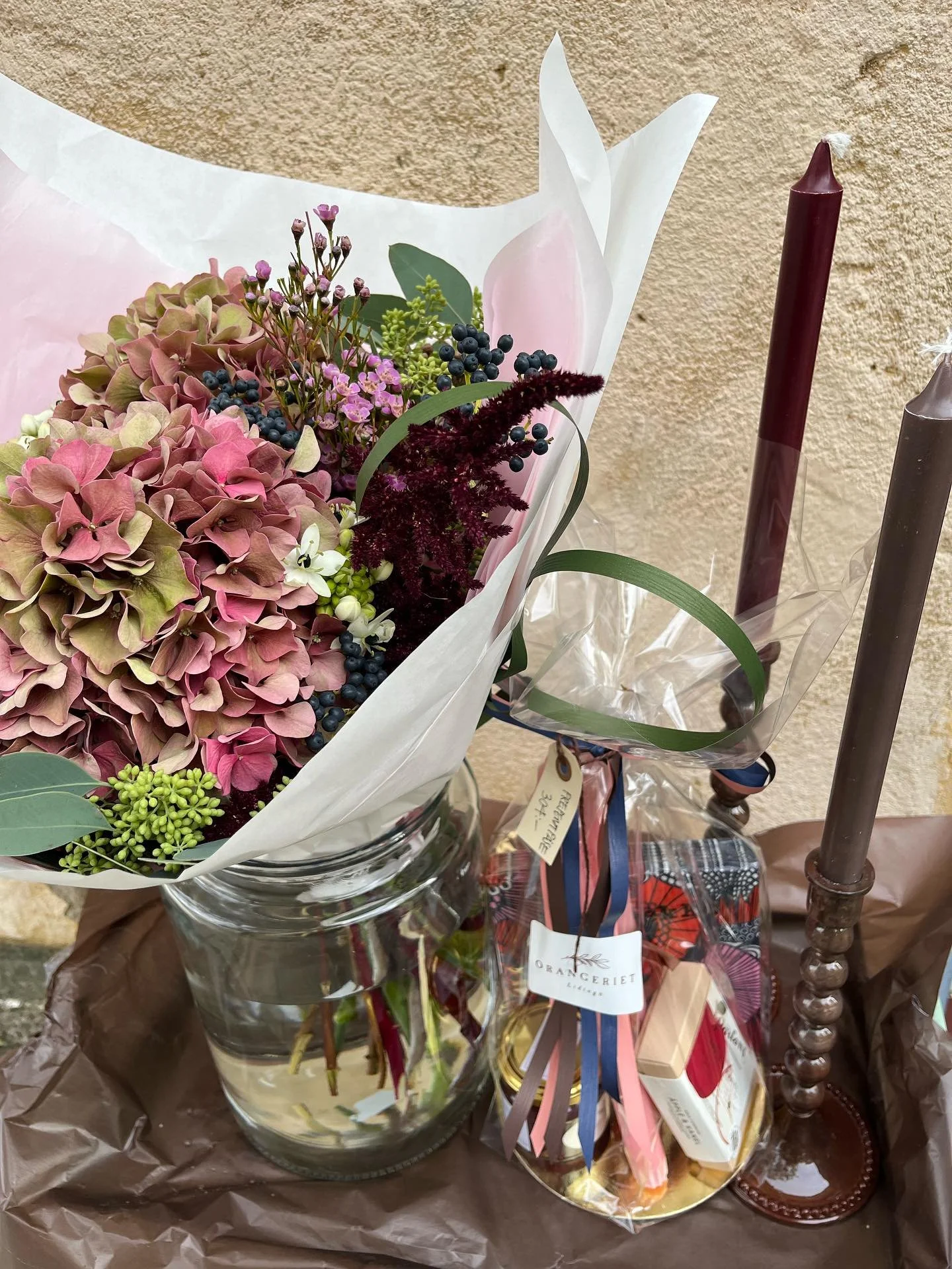 K&auml;ra Kunder! 🤎🍎 Varmt v&auml;lkomna f&ouml;rbi oss idag. &Ouml;ppet kl.12-18. Finns h&auml;rliga helgbuketter i vackra h&ouml;stf&auml;rger, fina presentp&aring;sar och annat sm&aring;tt och gott att g&ouml;ra det mysigt hemma. 🍂🥀 

Imorgon 