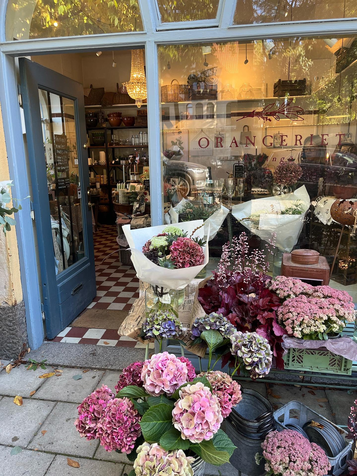 K&auml;ra Kunder! 🤎 

Vi har f&aring;tt &auml;ndrade planer och har &ouml;ppet imorgon kl.12-15 ( Obs! &Ouml;ppnar en timme senare &auml;n vanligt! ) Varmt v&auml;lkomna f&ouml;rbi. Hoppas att vi ses! Kommer finnas helgbuketter i butiken. 
// Kajsa 