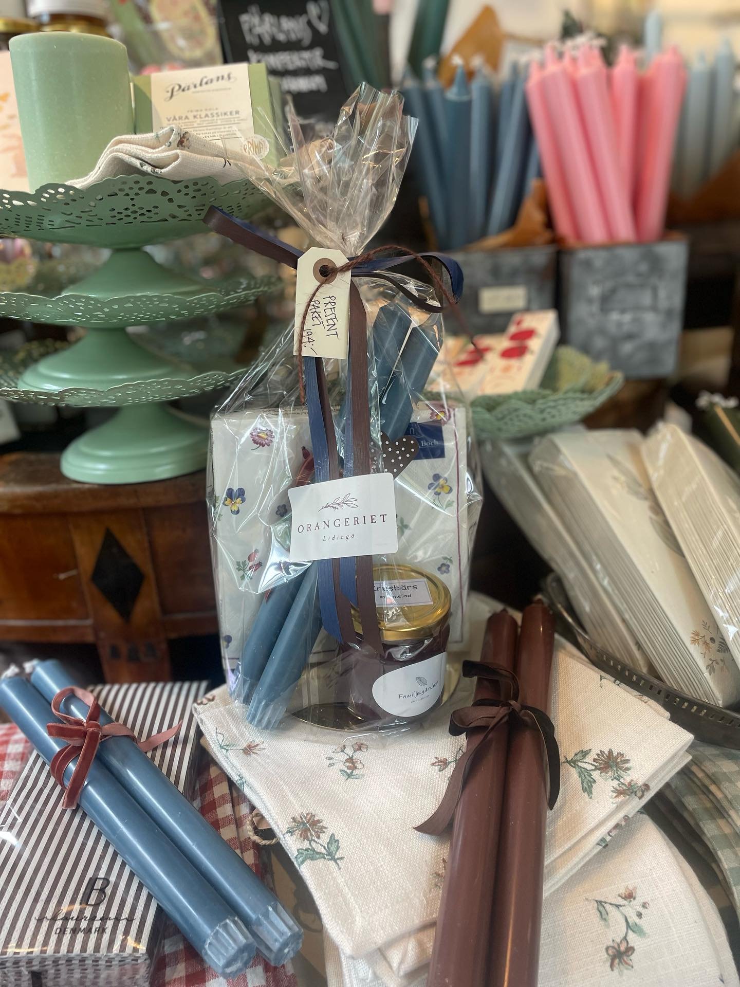 K&auml;ra Kunder! 🤎

Ni &auml;r s&aring; v&auml;lkomna f&ouml;rbi Orangeriet i helgen! 🤎 Vi har &ouml;ppet som vanligt fredag kl.12-18 och l&ouml;rdag kl.11-15. 

// Kajsa &amp; Sara 🤎🌸🤎