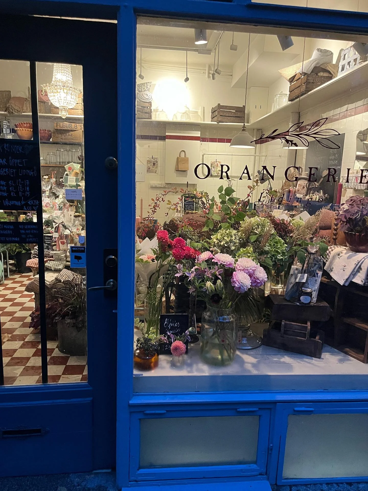 K&auml;ra Kunder! 💙💜
 
I helgen har vi st&auml;ngt f&ouml;r h&ouml;stlov men varmt v&auml;lkomna n&auml;sta helg d&aring; har vi &ouml;ppet som vanligt. Vi &ouml;nskar er en trevlig allahelgonahelg! 🌟🍂🎃

// Kajsa &amp; Sara 💙💜💙