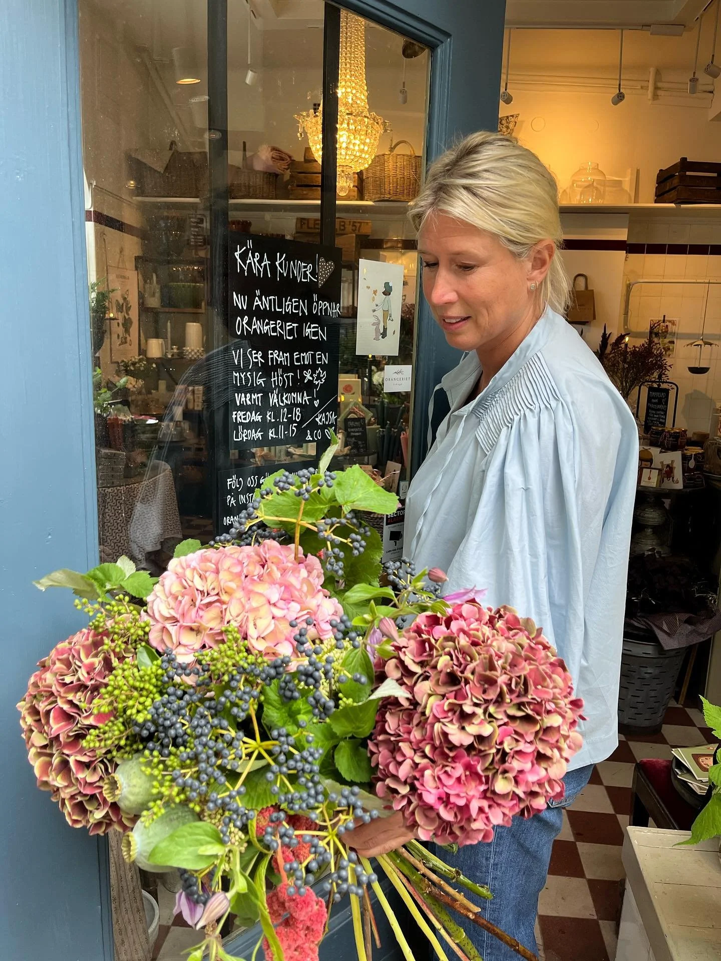 K&auml;ra Kunder! 🤎 

I helgen har vi &ouml;ppet som vanligt fredag kl.12-18 och l&ouml;rdag kl.11-15. V&aring;ra helgbuketter g&aring;r &aring;t snabbt s&aring; h&ouml;r g&auml;rna av er om ni vill reservera. 🌸 Varmt v&auml;lkomna f&ouml;rbi oss i