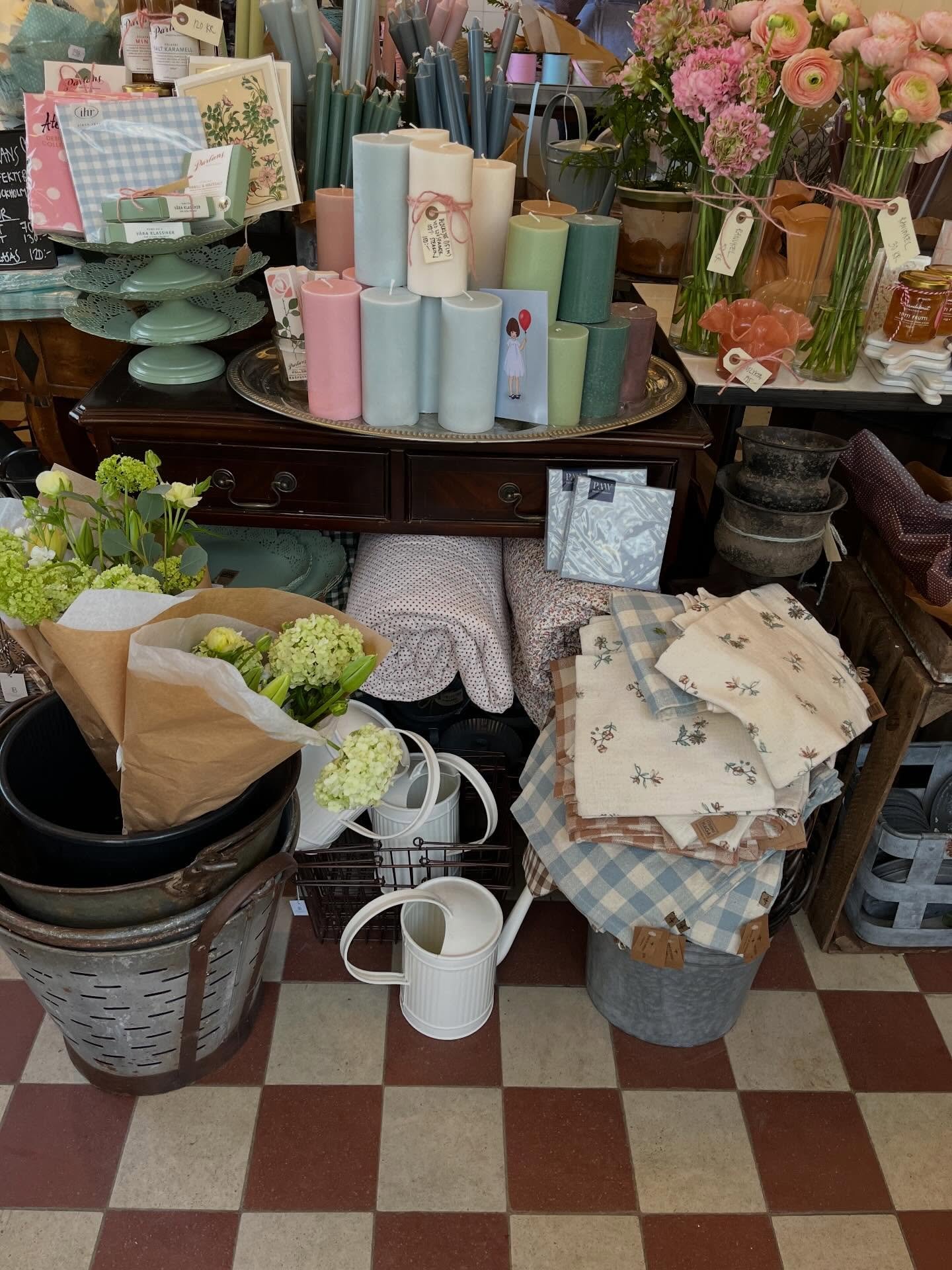 K&auml;ra Kunder! 🤎

Butiken h&aring;ller tyv&auml;rr st&auml;ngt &auml;ven denna helg. Tack f&ouml;r ert t&aring;lamod. 🤎 Vi ses  snart och uppdaterar &ouml;ppettiderna n&auml;sta vecka. Sara har n&aring;gra helgbuketter kvar f&ouml;r utk&ouml;rni