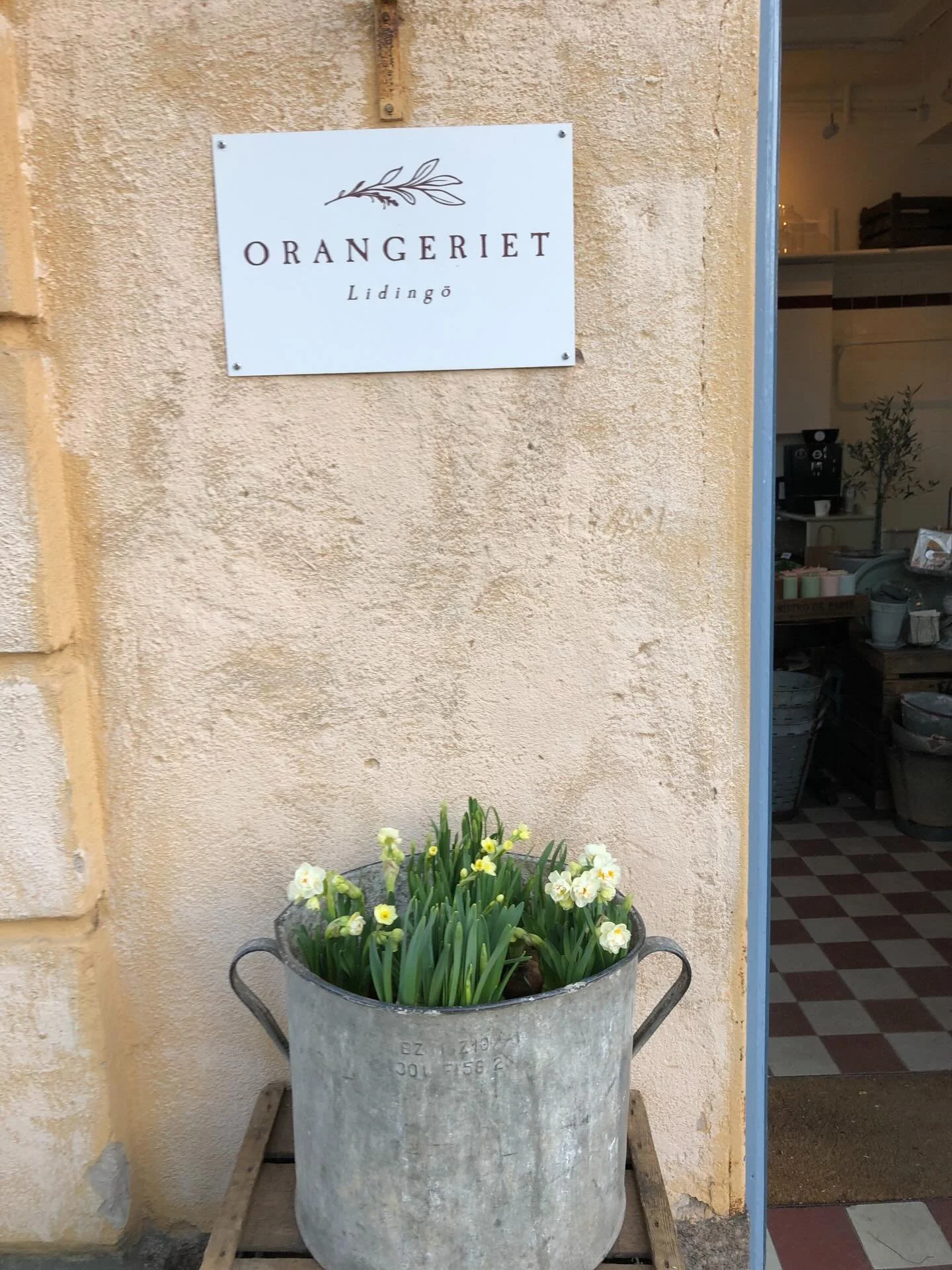 K&auml;ra Kunder! 🤎

Vi h&aring;ller tyv&auml;rr butiken st&auml;ngd ytterligare en vecka men hoppas ni har fortsatt t&aring;lamod. Det finns n&aring;gra helgbuketter kvar f&ouml;r utk&ouml;rning. H&ouml;r av er till Sara tel. 073-3678413. Varmt v&a