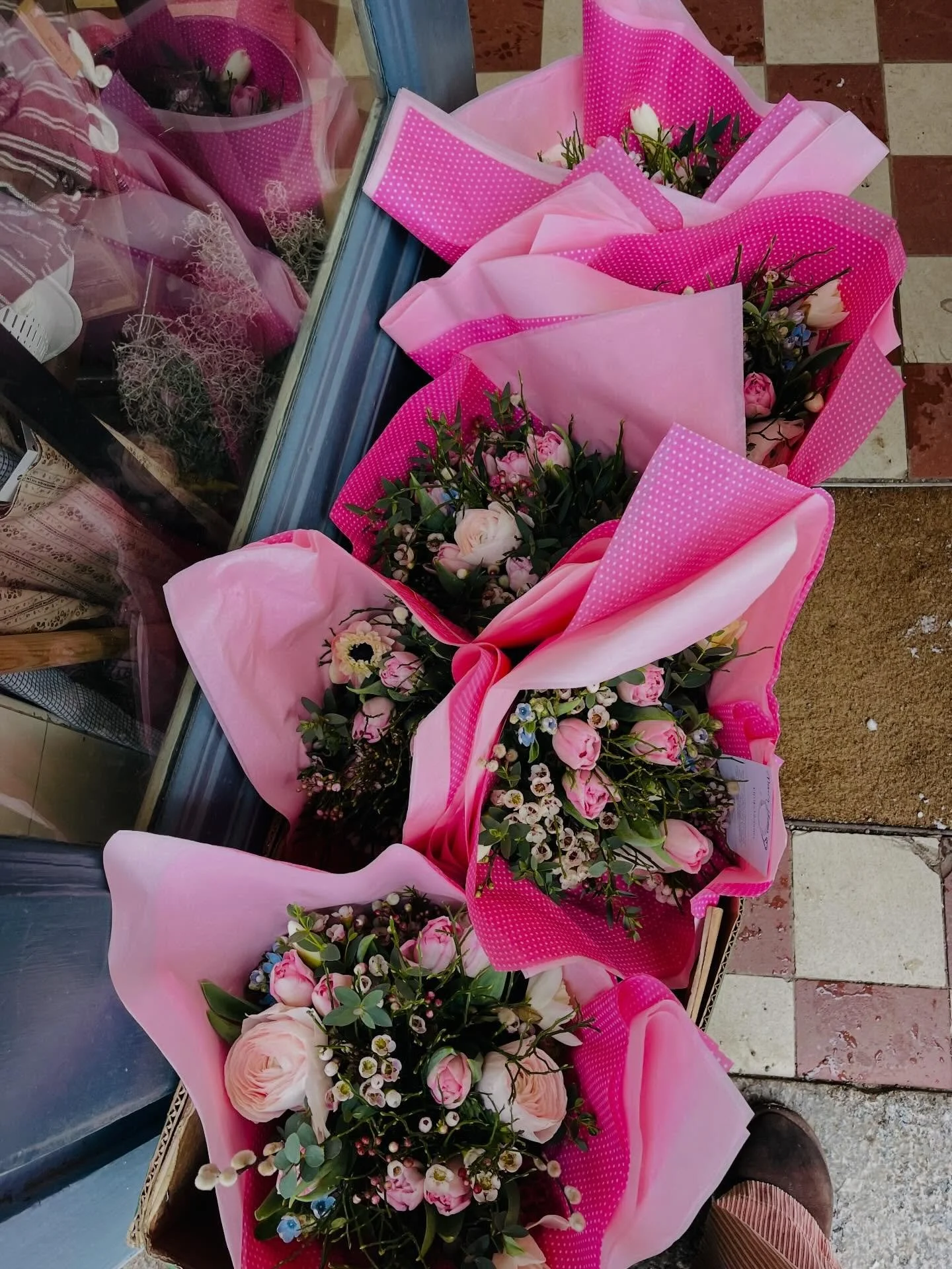 K&auml;ra Kunder! 💗💗

Nu &auml;ntligen &ouml;ppnar vi butiken igen. Vi har fyllt p&aring; med en massa h&auml;rligt till Alla 💗dag! Fina Alla hj&auml;rtans buketter, P&auml;rlans kolor i underbara rosaskar, ljus i rosa f&auml;rger, ljuvligt doftan