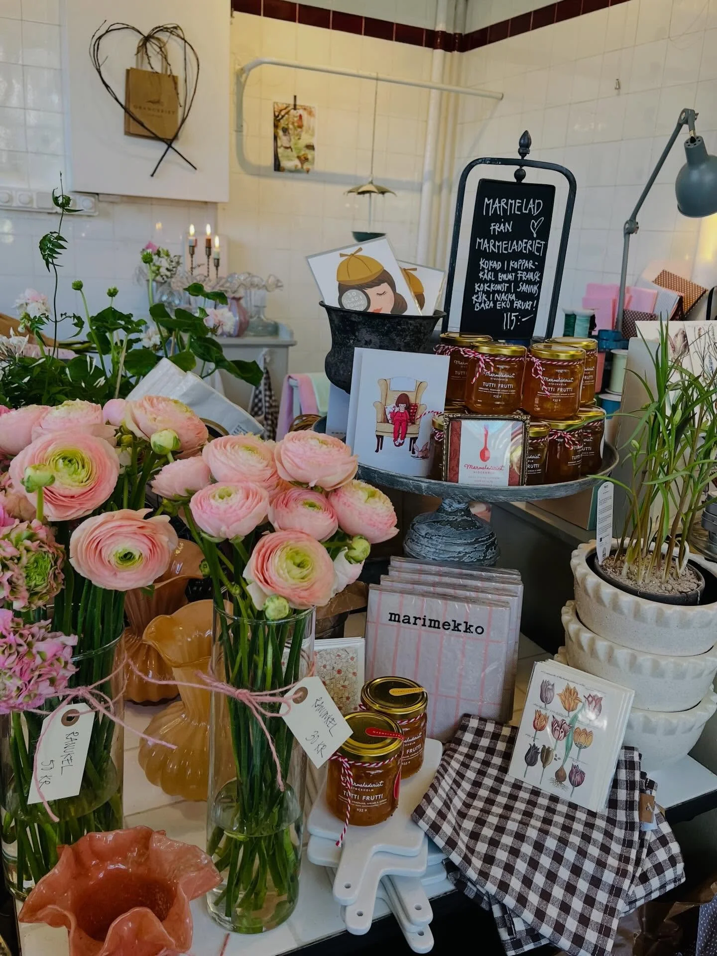 K&auml;ra Kunder! 🤎

Denna veckan har vi &ouml;ppet som vanligt fredag kl. 12-18 och l&ouml;rdag kl. 11-15. Varmt v&auml;lkomna in och njut av v&aring;rk&auml;nslan i Orangeriet! 🌸🌱🌷 

Reservera g&auml;rna din helgbukett s&aring; &auml;r du s&aum
