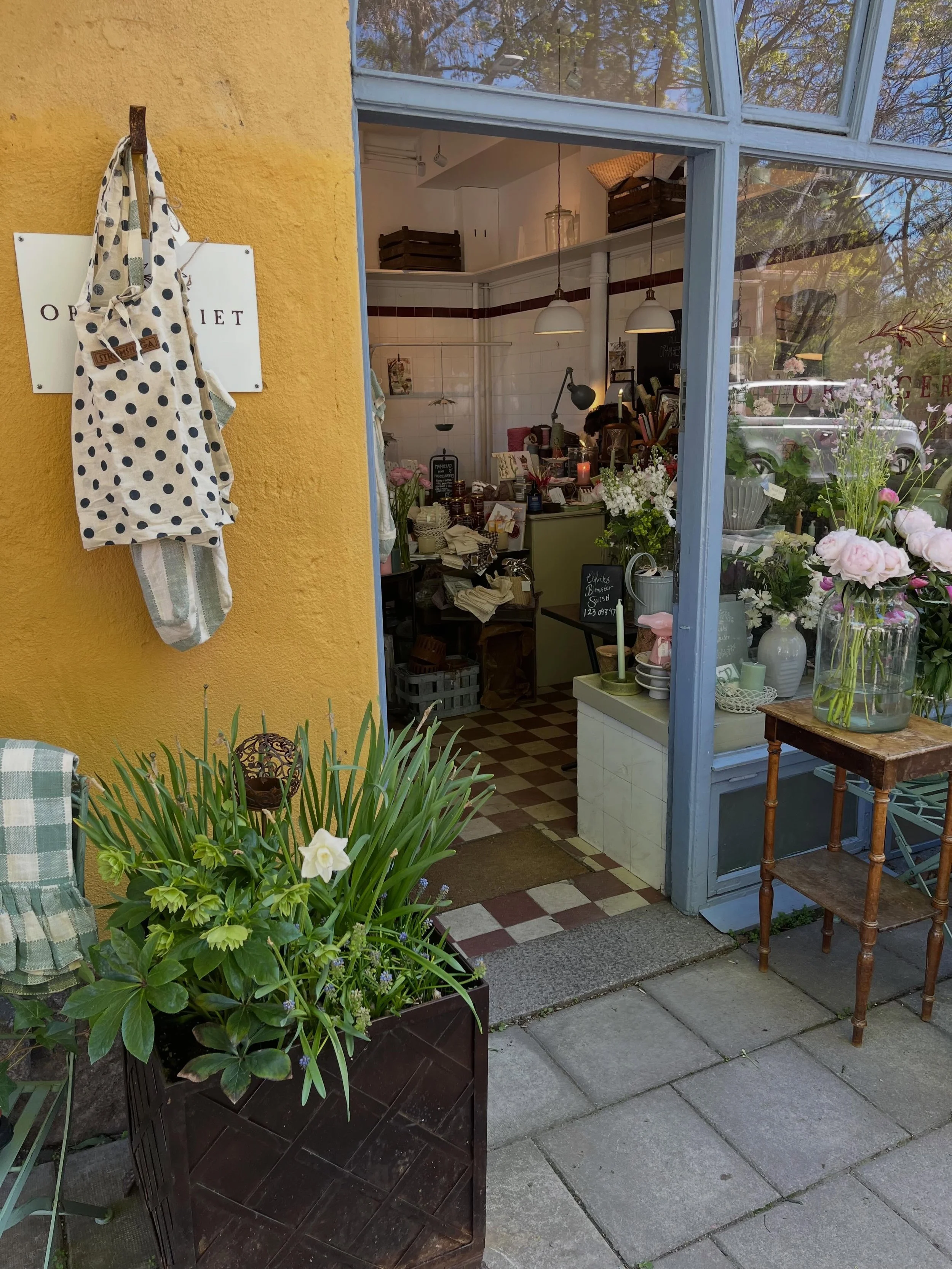 K&auml;ra Kunder! 🤎

Varmt v&auml;lkomna f&ouml;rbi oss i helgen! &Ouml;ppet som vanligt fredag kl. 12-18 och l&ouml;rdag kl. 11-15. 

N&auml;sta vecka &auml;r det midsommar! 🍓Best&auml;ll er midsommarbukett senast tisdag 16/6. H&ouml;r av er till 