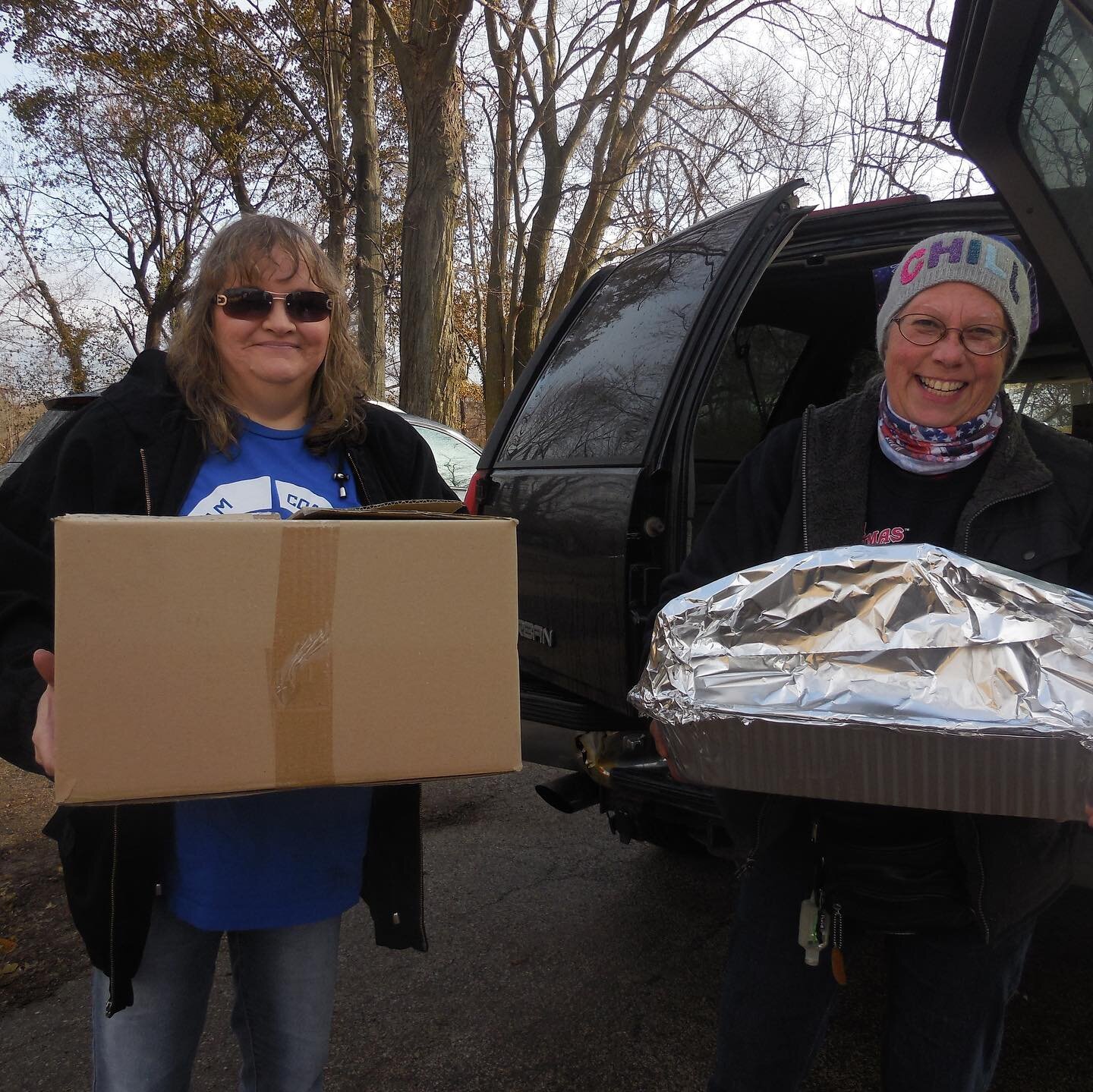 Yum!! Gast volunteers delivered 3 deep fried 🦃, a 🍖, a meat and 🧀tray, sweet potatoes, and pies for Thanksgiving weekend for the shelter residents.