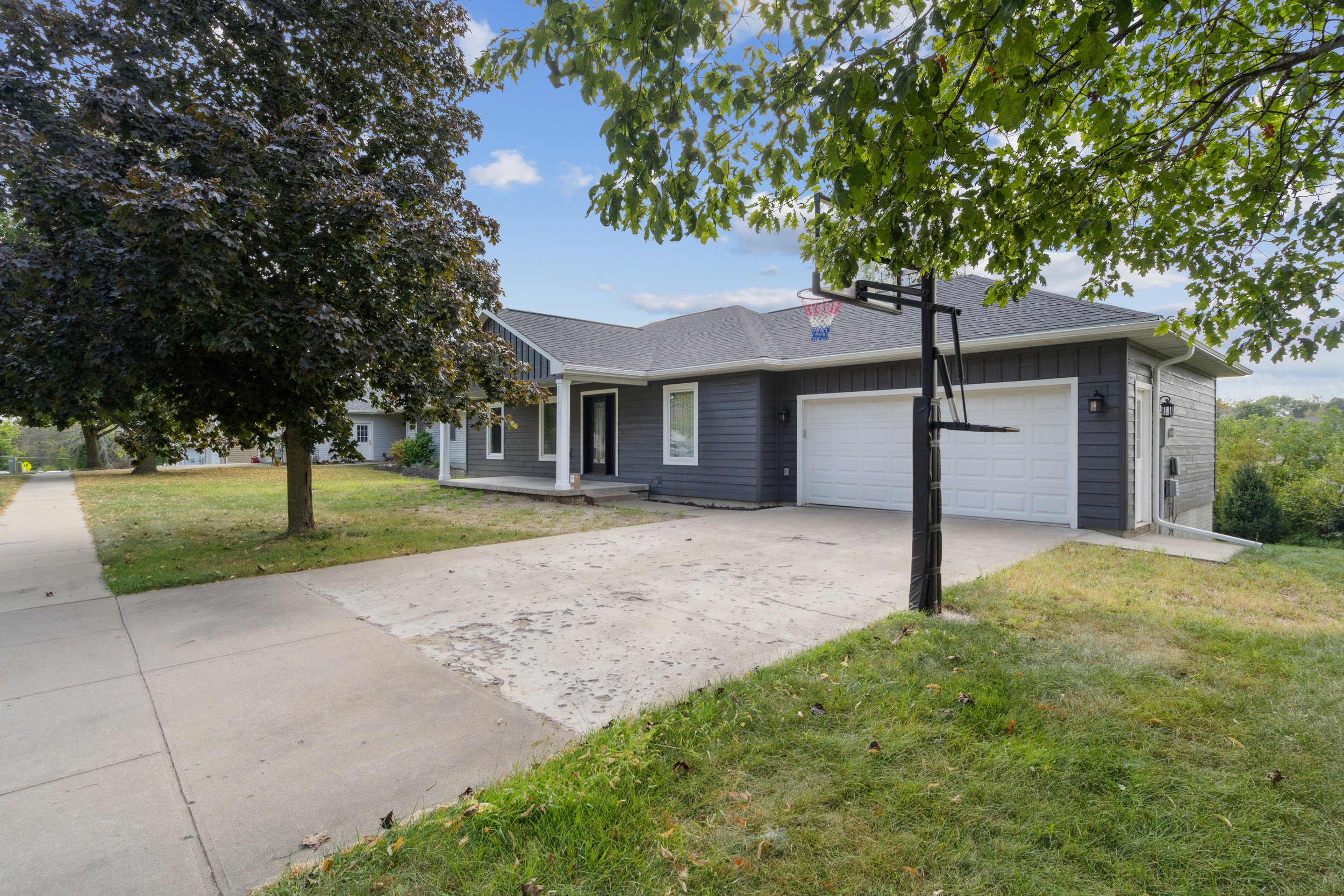 4-610 122 Scott DR.jpg