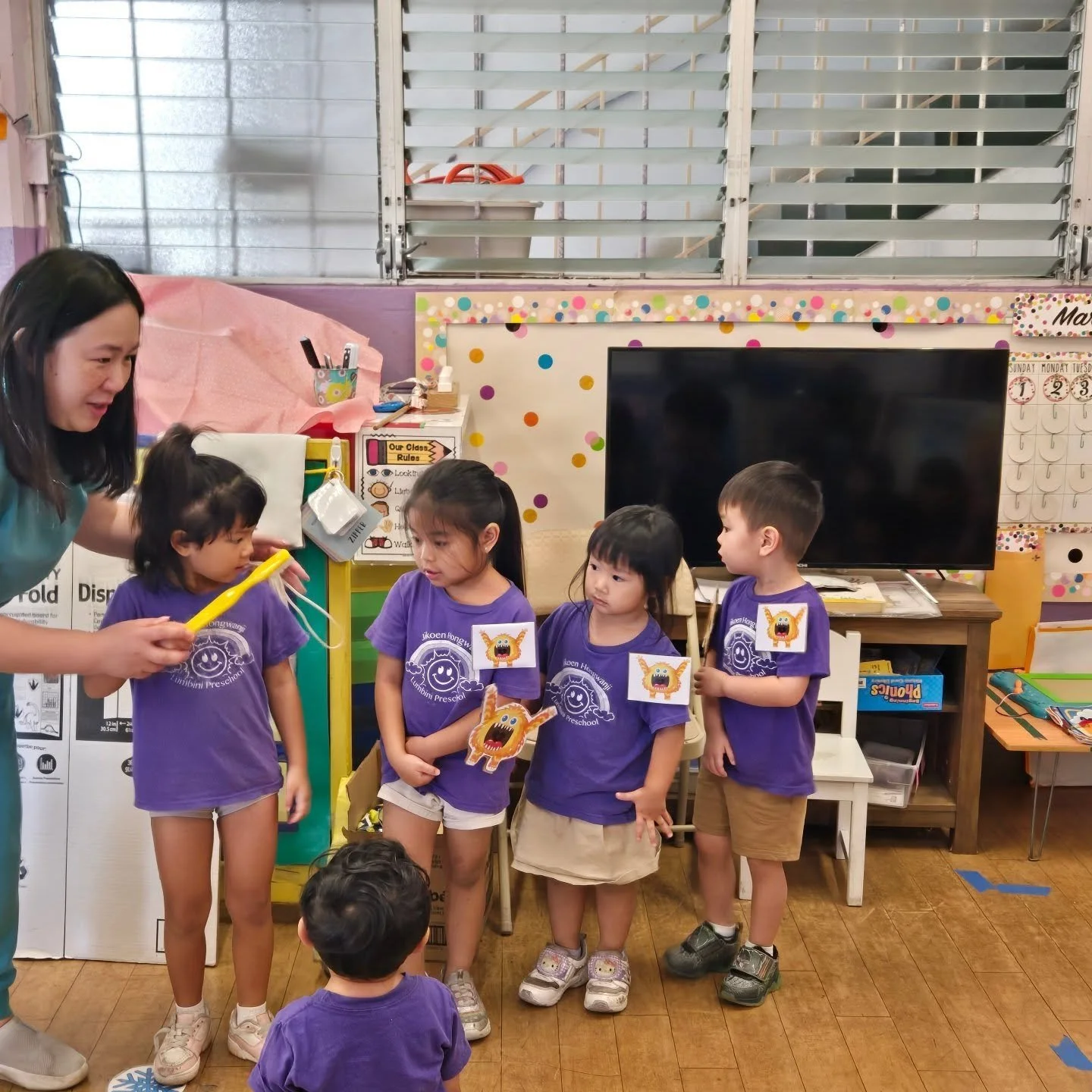🦷 Special Dental Visit!

Today, the dental team from Kokua Palama Health Center, where one of our parents works, came to visit our school.

Dr. Velasco and Joahn taught the children many important things about dental health, including:
✨ How many ti