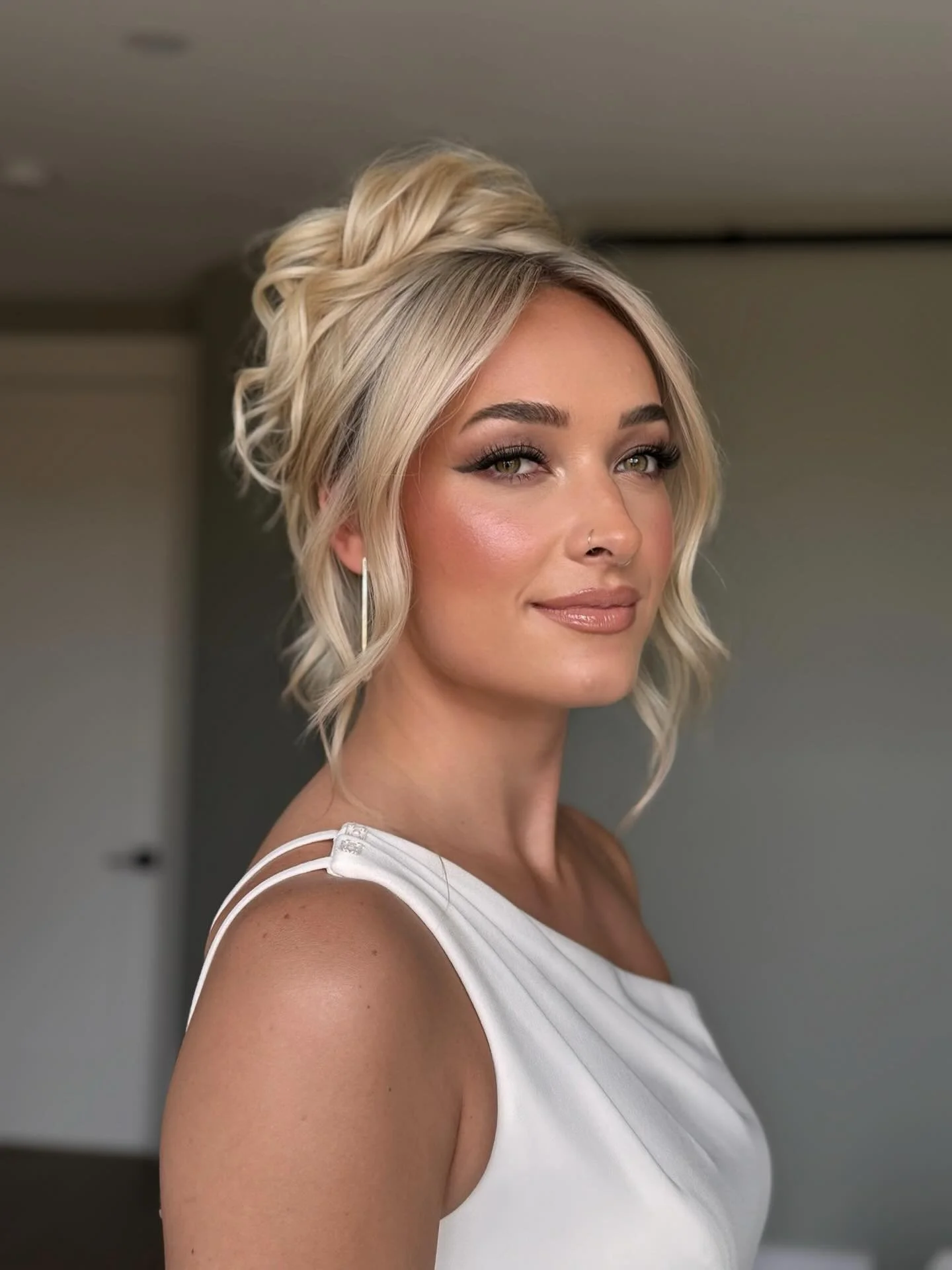 Gorgeous bride Ashley with lashes and lips for days 😍 OBSESSED with this beauty with dream team 
Hair @blackpinproject 
Makeup by me @cru_beautyloft 
Assistant @angelinecn10 

#bridal #bride #mua #makeupartist #bridalmua #bridalhair #weddingmakeup #