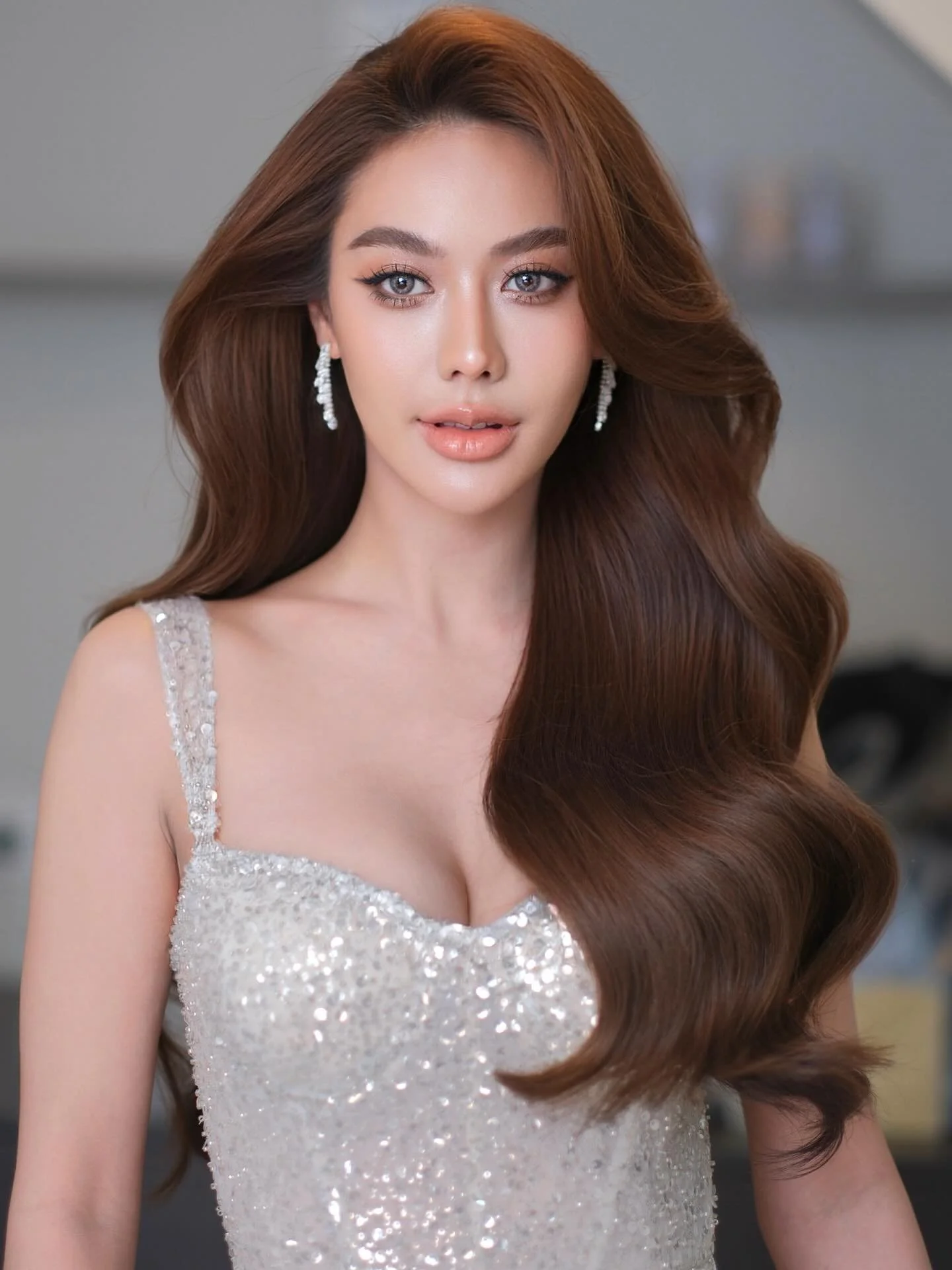 Hair styling class with the best and the sweetest stylist in Thailand @chada_hairstyle Thank you for the amazing day! I can&rsquo;t wait to come back. Talented beyond words! 
Makeup @_chanon_makeup 
Model @thasas_ya 

#bridal #bride #mua #makeupartis